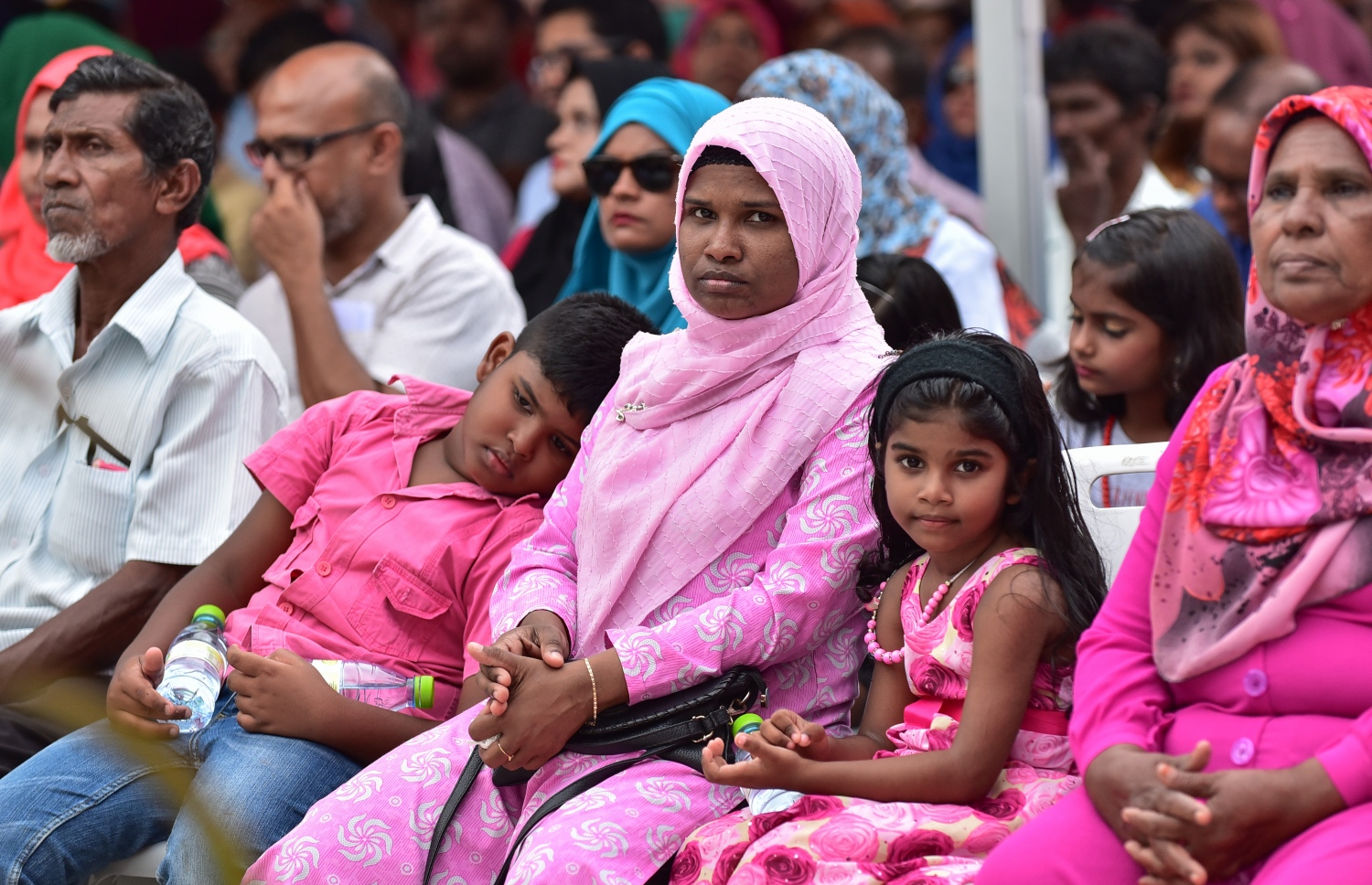 ހުޅުމާލެ: ޑިސެމްބަރު 4، 2017- ޗައިނާ މެޝިނަރީ އިންޖީނިއަރިން ކޯޕަރޭޝަން (ސީއެމްއީސީ) އިން ހުޅުމާލެ އާއި ރާއްޖޭގެ ދެކުނުގެ އަށް ރަށެއްގައި އިމާރާތްކުރި 1،500 ހައުސިން ޔުނިޓް ދިވެހި ސަރުކާރާ ހަވާލުކުރުމަށް ބޭއްވި ރަސްމިއްޔާތަށް ދިޔަ ކުޑަ ދެކުއްޖަކު އެ ކުދިންގެ ބެލެނިވެރިންނާއެކު.---ފޮޓޯ: ހުސެއިން ވަހީދު/މިހާރު