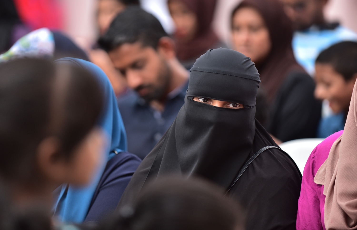 ހުޅުމާލެ: ޑިސެމްބަރު 4، 2017- ޗައިނާ މެޝިނަރީ އިންޖީނިއަރިން ކޯޕަރޭޝަން (ސީއެމްއީސީ) އިން ހުޅުމާލެ އާއި ރާއްޖޭގެ ދެކުނުގެ އަށް ރަށެއްގައި އިމާރާތްކުރި 1،500 ހައުސިން ޔުނިޓް ދިވެހި ސަރުކާރާ ހަވާލުކުރުމަށް ބޭއްވި ރަސްމިއްޔާތަށް ދިޔަ މީހަކު ކެމެރާ އަށް ބަލަހައްޓައިގެން.---ފޮޓޯ: ހުސެއިން ވަހީދު/މިހާރު