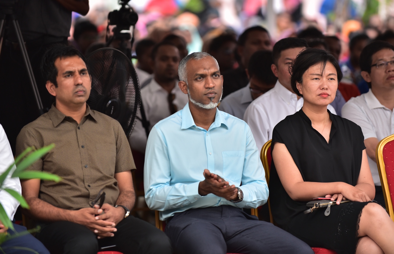 ހުޅުމާލެ: ޑިސެމްބަރު 4، 2017- ޗައިނާ މެޝިނަރީ އިންޖީނިއަރިން ކޯޕަރޭޝަން (ސީއެމްއީސީ) އިން ހުޅުމާލެ އާއި ރާއްޖޭގެ ދެކުނުގެ އަށް ރަށެއްގައި އިމާރާތްކުރި 1،500 ހައުސިން ޔުނިޓް ދިވެހި ސަރުކާރާ ހަވާލުކުރުމަށް ބޭއްވި ރަސްމިއްޔާތުގައި ހައުސިން މިނިސްޓަރު މުއިއްޒު (ކ) އަދި އިކޮނޮމިކް މިނިސްޓަރު ސައީދު ބައިވެރިވެވަޑައިގަންނަވަނީ.---ފޮޓޯ: ހުސެއިން ވަހީދު/މިހާރު