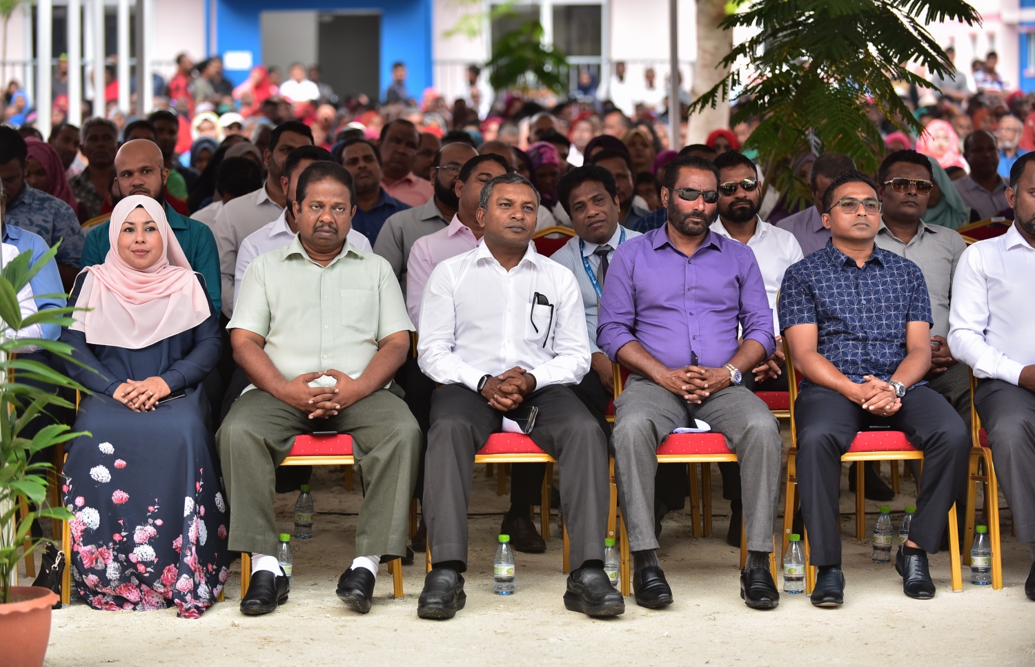 ހުޅުމާލެ: ޑިސެމްބަރު 4، 2017- ޗައިނާ މެޝިނަރީ އިންޖީނިއަރިން ކޯޕަރޭޝަން (ސީއެމްއީސީ) އިން ހުޅުމާލެ އާއި ރާއްޖޭގެ ދެކުނުގެ އަށް ރަށެއްގައި އިމާރާތްކުރި 1،500 ހައުސިން ޔުނިޓް ދިވެހި ސަރުކާރާ ހަވާލުކުރުމަށް ބޭއްވި ރަސްމިއްޔާތުގައި ބައިވެރިވެވަޑައިގެންނެވި، ސަރުކާރުގެ ބައެއް އިސްވެރިން.---ފޮޓޯ: ހުސެއިން ވަހީދު/މިހާރު