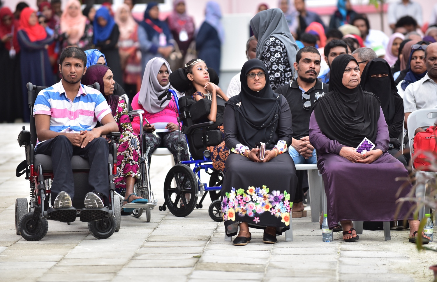 ހުޅުމާލެ: ޑިސެމްބަރު 4، 2017- ޗައިނާ މެޝިނަރީ އިންޖީނިއަރިން ކޯޕަރޭޝަން (ސީއެމްއީސީ) އިން ހުޅުމާލެ އާއި ރާއްޖޭގެ ދެކުނުގެ އަށް ރަށެއްގައި އިމާރާތްކުރި 1،500 ހައުސިން ޔުނިޓް ދިވެހި ސަރުކާރާ ހަވާލުކުރުމަށް ބޭއްވި ރަސްމިއްޔާތުގައި ބައިވެރިވި ބައެއް މީހުން.---ފޮޓޯ: ހުސެއިން ވަހީދު/މިހާރު