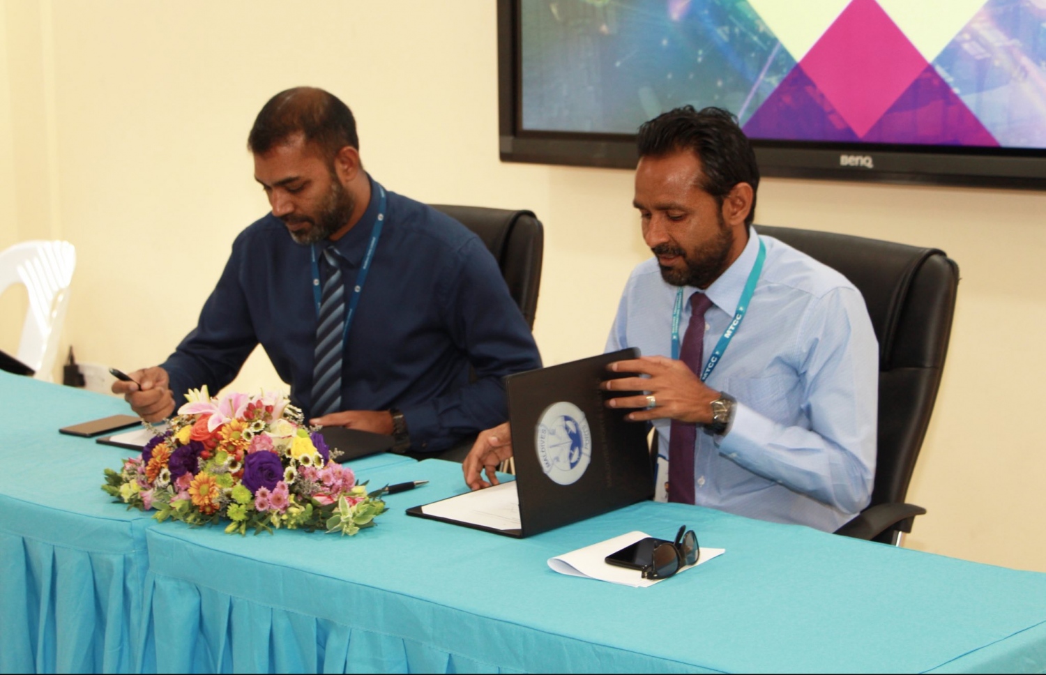 މާލޭގެ ވިޔަފާރި ބަނދަރާއި ޓީ ޖެޓީގެ ތޮށި މަރާމާތުކުރަން އެމްޕީއެލް އިން އެމްޓީސީސީއާ ހަވާލުކުރުމުގެ އެއްބަސްވުމުގައި ދެ ކުންފުނީގެ އިސްވެރިން މިއަދު ސޮއި ކުރައްވަނީ. މިއީ ނުވަ މިލިއަން ރުފިޔާގެ ޕްރޮޖެކްޓެއް. ފޮޓޯ: އެމްޕީއެލް