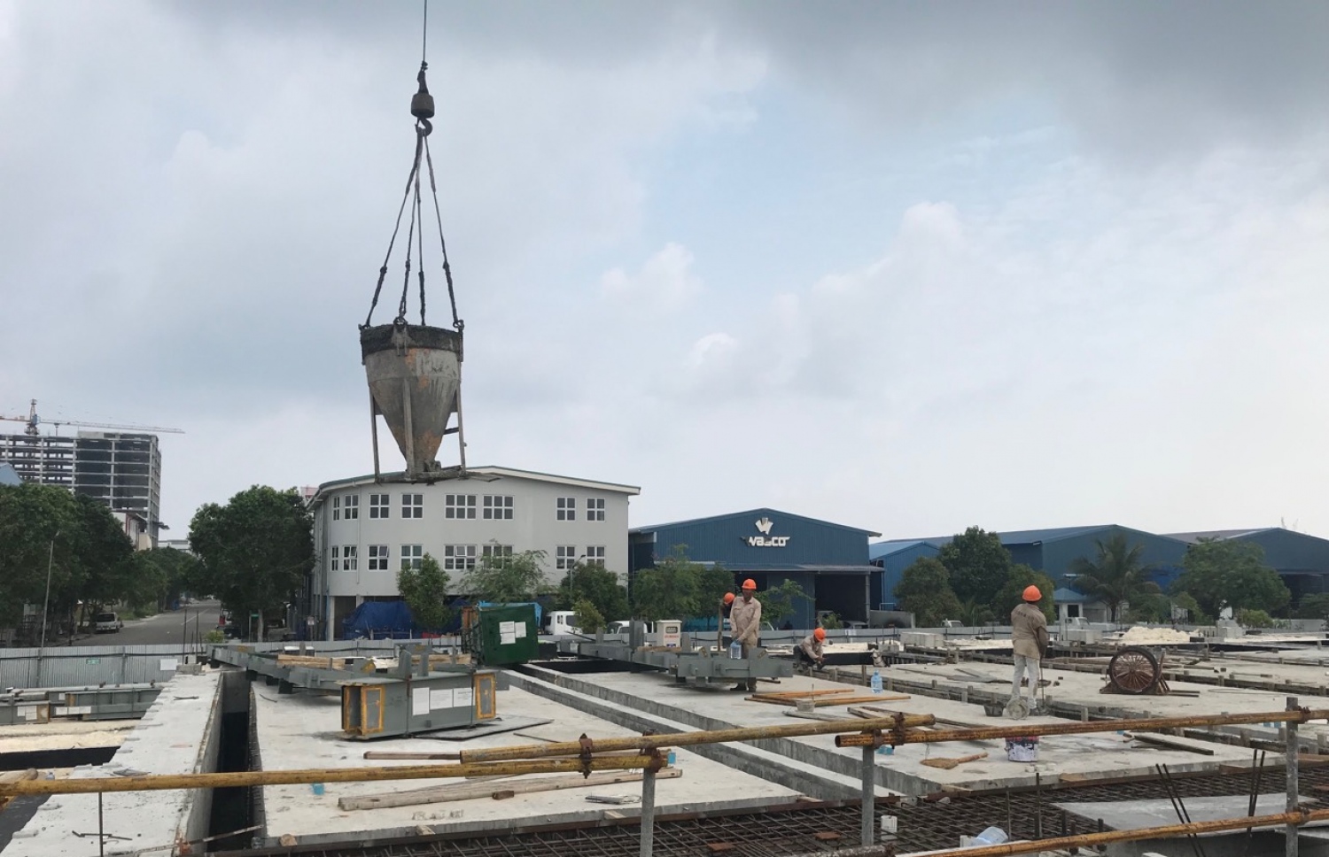 ސްޓެލްކޯ އިން ހުޅުމާލޭގައި ތަރައްގީކުރާ ޕަވާ ޕްލާންޓްގައި ޖަނަރޭޓަރުތައް ބަހައްޓާ ތަނުގެ ކޮންކްރީޓް އެޅުމުގެ މަސައްކަތްކުރަނީ. -- ފޮޓޯ: ސްޓެލްކޯ