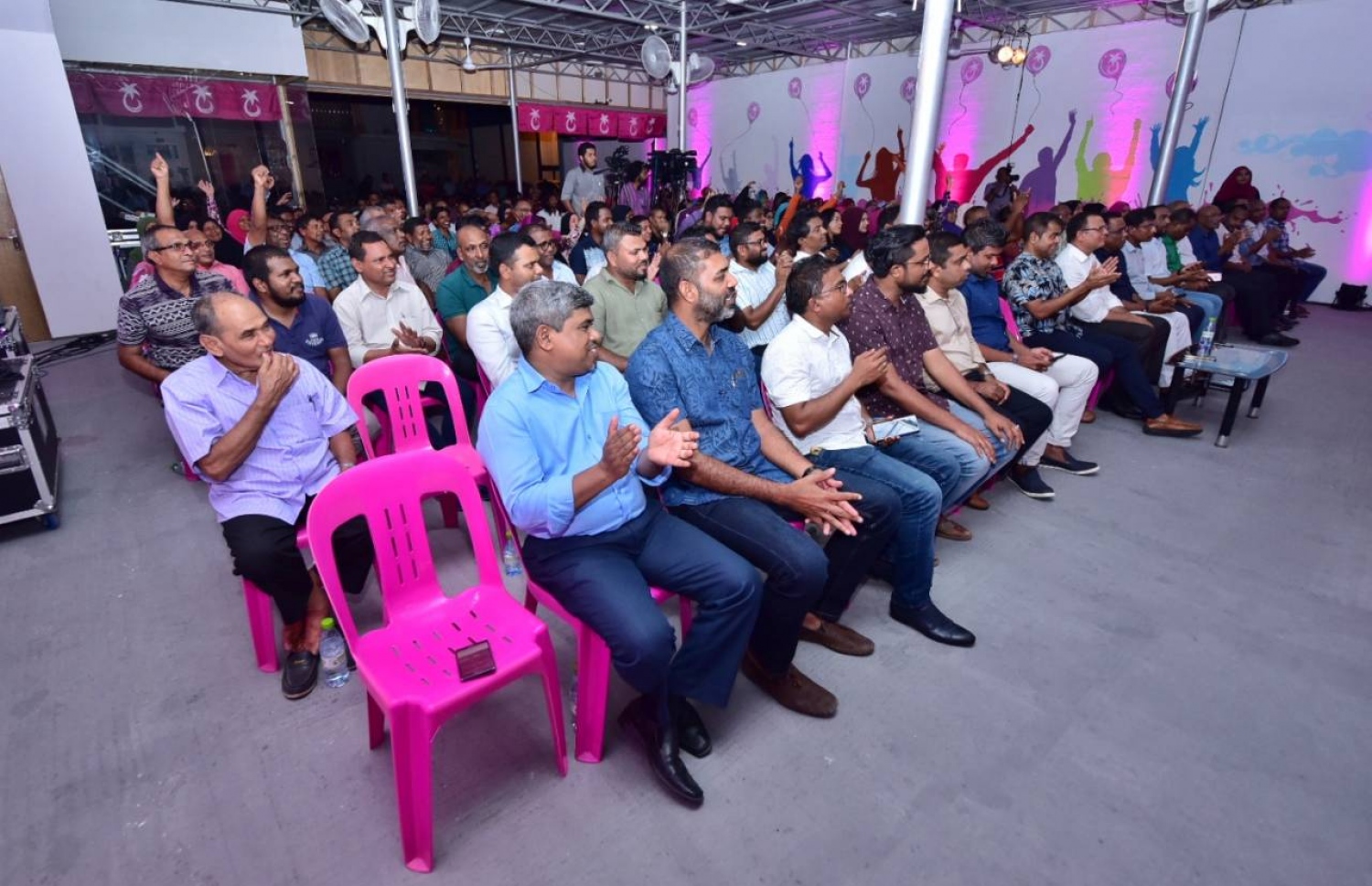 ޕީޕީއެމްގެ ރުމާލު 2 ޖަގަހާގައި މިރޭ ބޭއްވި ޖަލްސާއަށް ދިޔަ ބައެއް މީހުން. --- ފޮޓޯ: ހުސެން ވަހީދު/މިހާރު