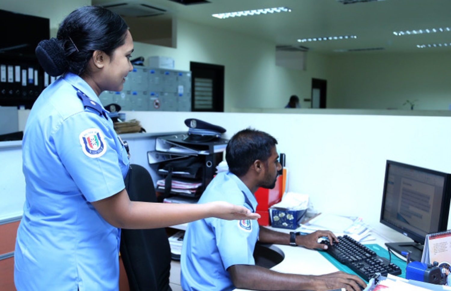 އިޒްމިއާ (ވ) އެހެން މުވައްޒަފަކާ އެކު މަސައްކަތުގައި. ފޮޓޯ: ޕޮލިސް