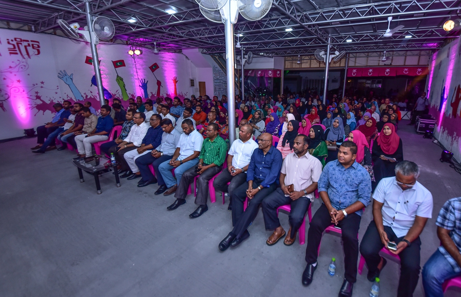 ޕީޕީއެމްގެ ރުމާލު 2 ޖަގަހާގައި ބޭއްވި ޖަލްސާގައި ސަރުކާރަށް ތާއީދުކުރާ ބައެއް ފަރާތްތަކުން ބައިވެރިވަނީ.-- ފޮޓޯ: ހުސެން ވަހީދު/ މިހާރު