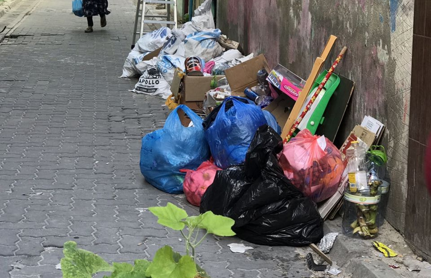 މާލޭގެ މަގެއްގެ ކުޑަ ގޯޅިއެއްގެ ތެރޭގައި ކުނިބުނި: އާންމުންގެ އެހީތެރިކަން ބޭނުންވޭ -- ފޮޓޯ: މިހާރު