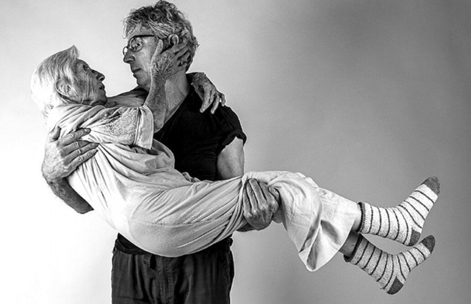 ޓޯނީ އޭނާގެ މަންމަ އުރާލައިގެން