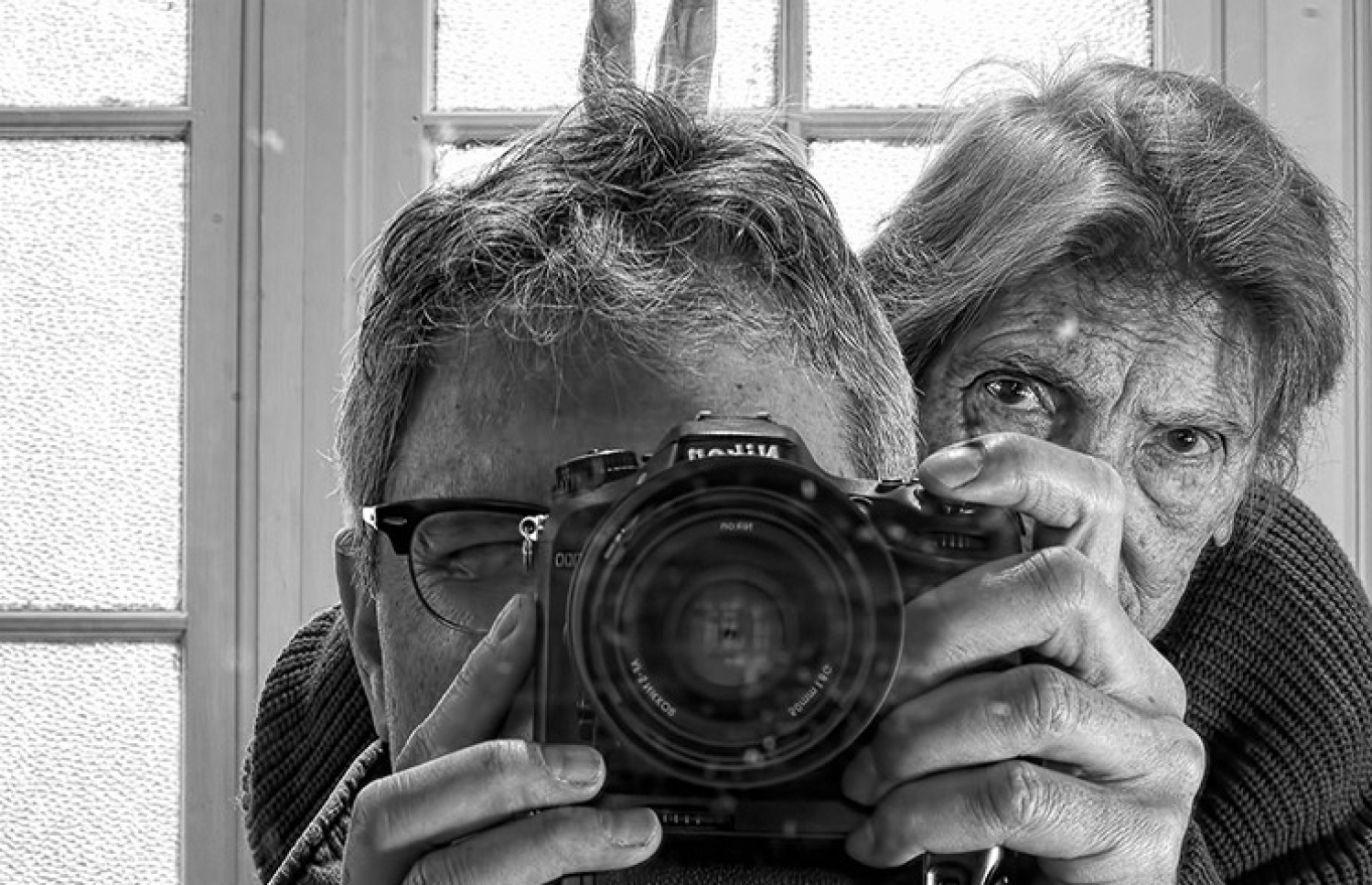 ޓޯނީ ވަނީ އޭނާގެ މަންމަގެ ވަރަށް މޮޅު ފޮޓޯތަކެއް ނަގައި ރައްކާ ކޮށްފައި