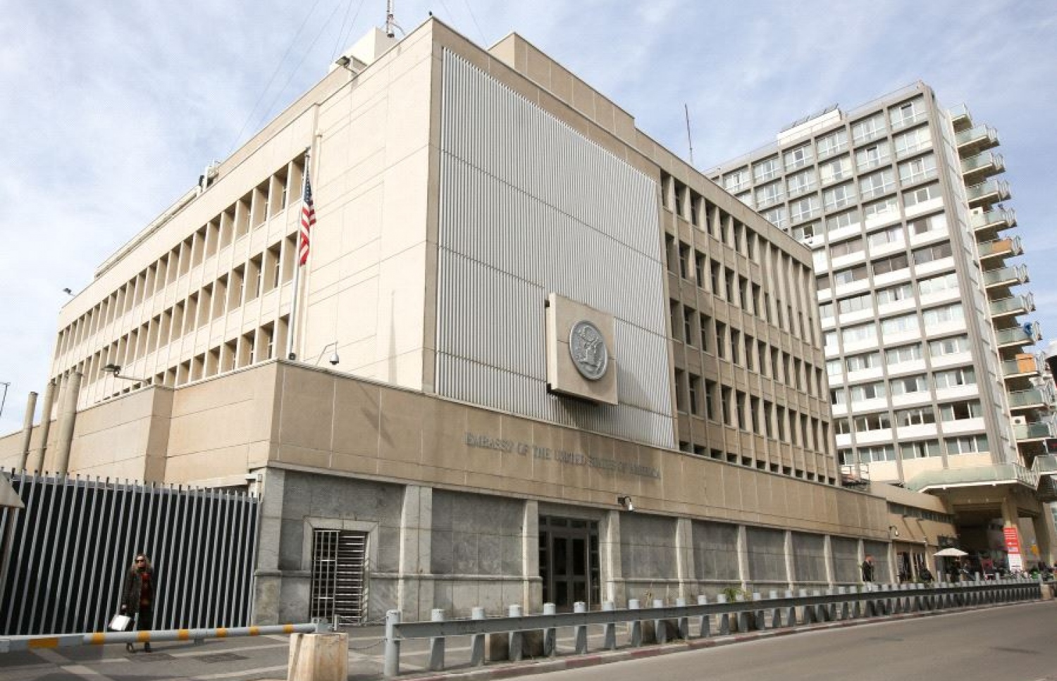 އިޒްރޭލުގެ ވެރިރަށް ތެލް އަބީބްގައި ހުންނަ އެމެރިކާގެ އެމްބަސީ: މި އެމްބަސީ ފަލަސްތީނުގެ ގުދުސަށް ބަދަލު ކުރުމަށް އެމެރިކާގެ ރައީސް ޓްރަމްޕު ވަނީ ނިންމަވާފައި