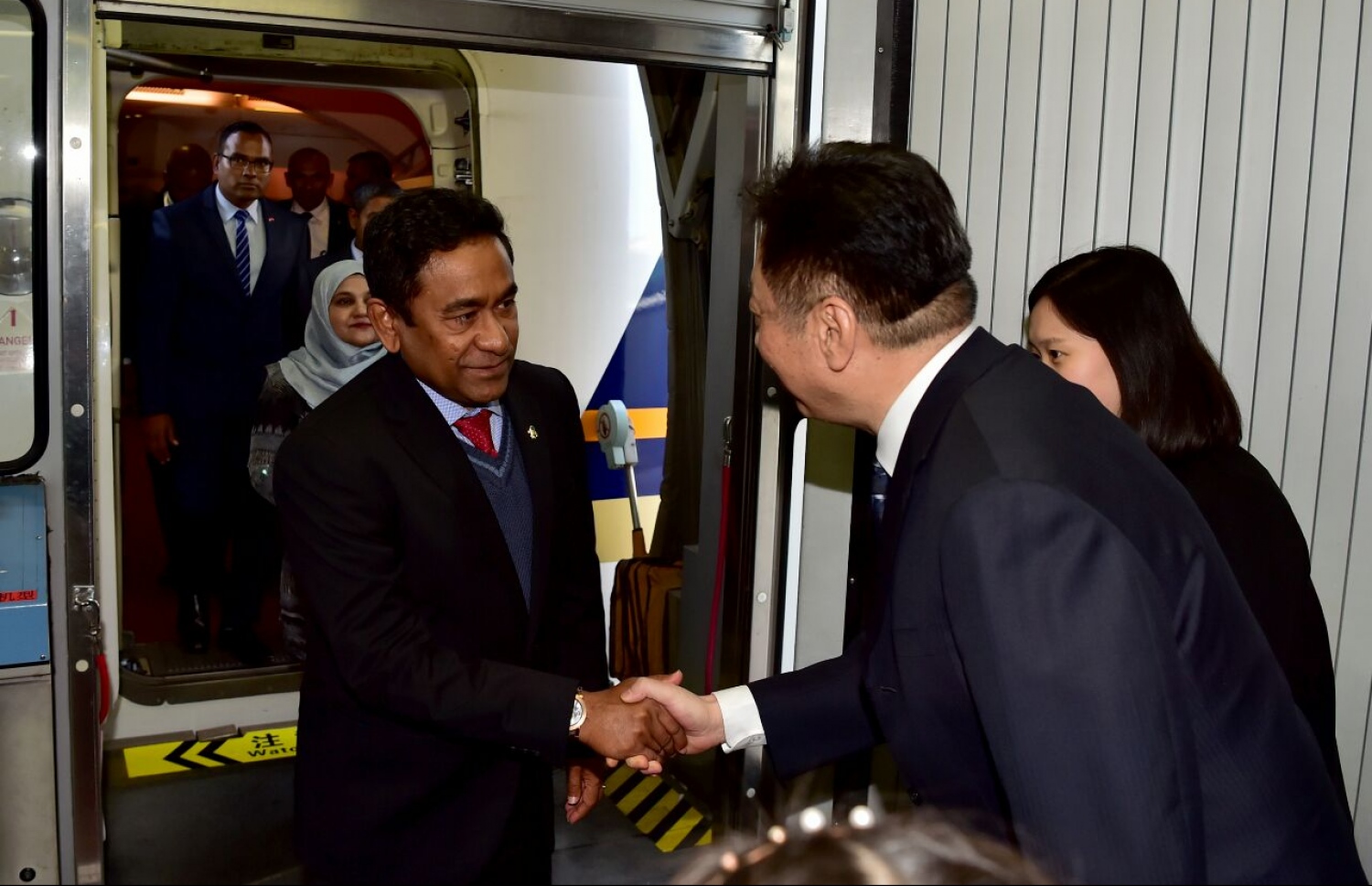 ޗައިނާ: ޑިސެމްބަރު 6، 2017- ޗައިނާގެ ރައީސް ޝީ ޖިންޕިންގެ ދައުވަތަކަށް ރައީސް ޔާމީންގެ ދެކަނބަލުން އެ ގައުމަށް ވަޑައިގަތުމުން މަރުހަބާ ދަންނަވަނީ.---ފޮޓޯ: ރައީސް އޮފީސް