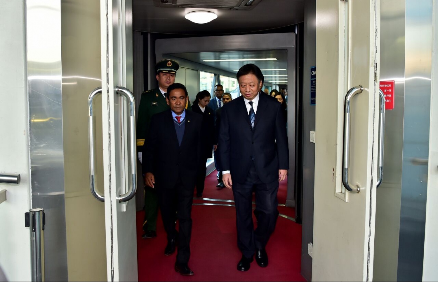 ޗައިނާ: ޑިސެމްބަރު 6، 2017- ޗައިނާގެ ރައީސް ޝީ ޖިންޕިންގެ ދައުވަތަކަށް ރައީސް ޔާމީންގެ ދެކަނބަލުން އެ ގައުމަށް ވަޑައިގަތުމުން މަރުހަބާ ދަންނަވަނީ.---ފޮޓޯ: ރައީސް އޮފީސް