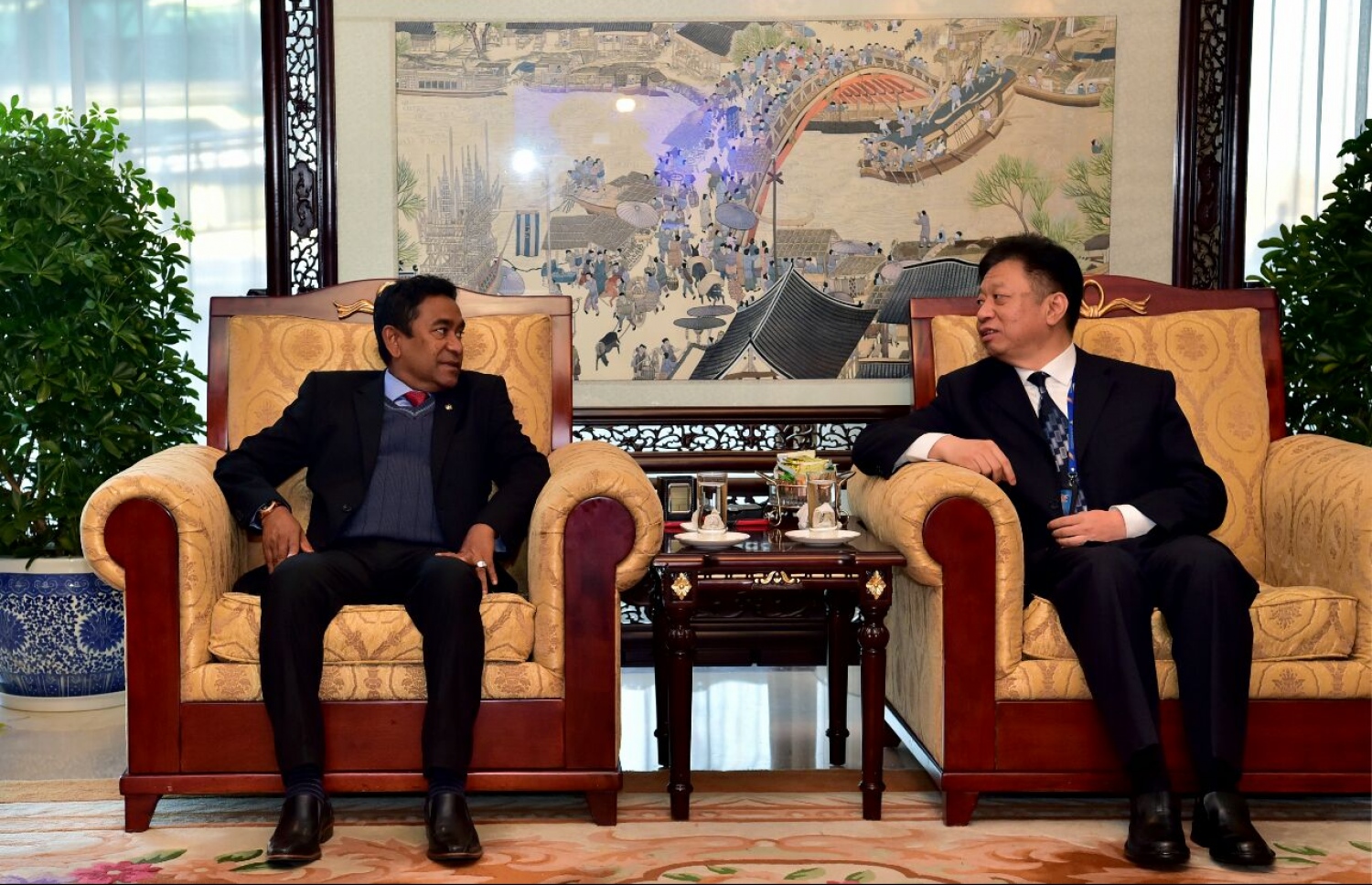 ޗައިނާ: ޑިސެމްބަރު 6، 2017- ޗައިނާގެ ރައީސް ޝީ ޖިންޕިންގެ ދައުވަތަކަށް ރައީސް ޔާމީންގެ ދެކަނބަލުން އެ ގައުމަށް ވަޑައިގަތުމުން މަރުހަބާ ދަންނަވަނީ.---ފޮޓޯ: ރައީސް އޮފީސް