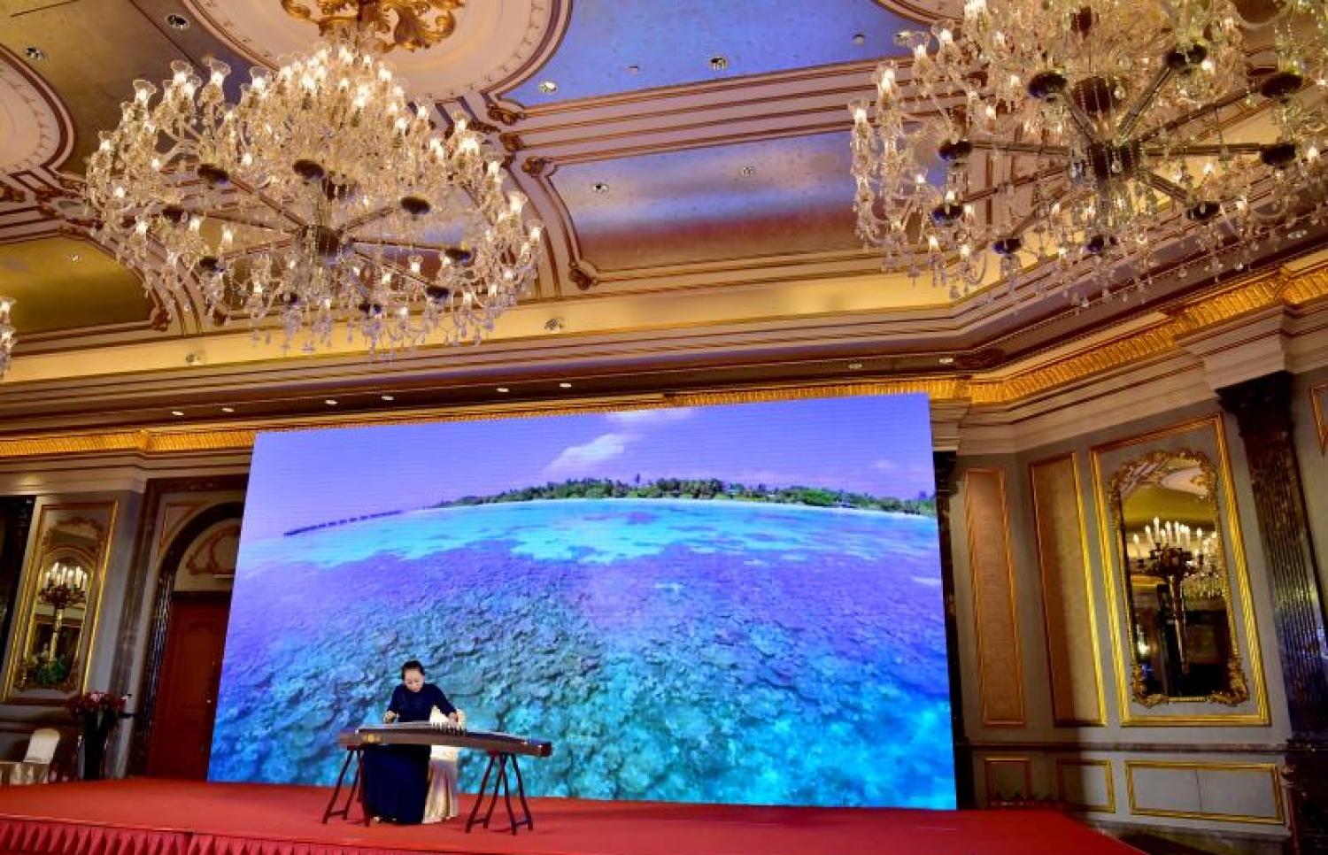 ޗައިނާ: ޑިސެމްބަރު 6، 2017- ރާއްޖެ-ޗައިނާގެ ސިޔާސީ ގުޅުމަށް 45 އަހަރު ފުރުމުގެ މުނާސަބަތުގައި ބޭއްވި ޚާއްސަ ހަފްލާ.--ފޮޓޯ: ރައީސް އޮފީސް