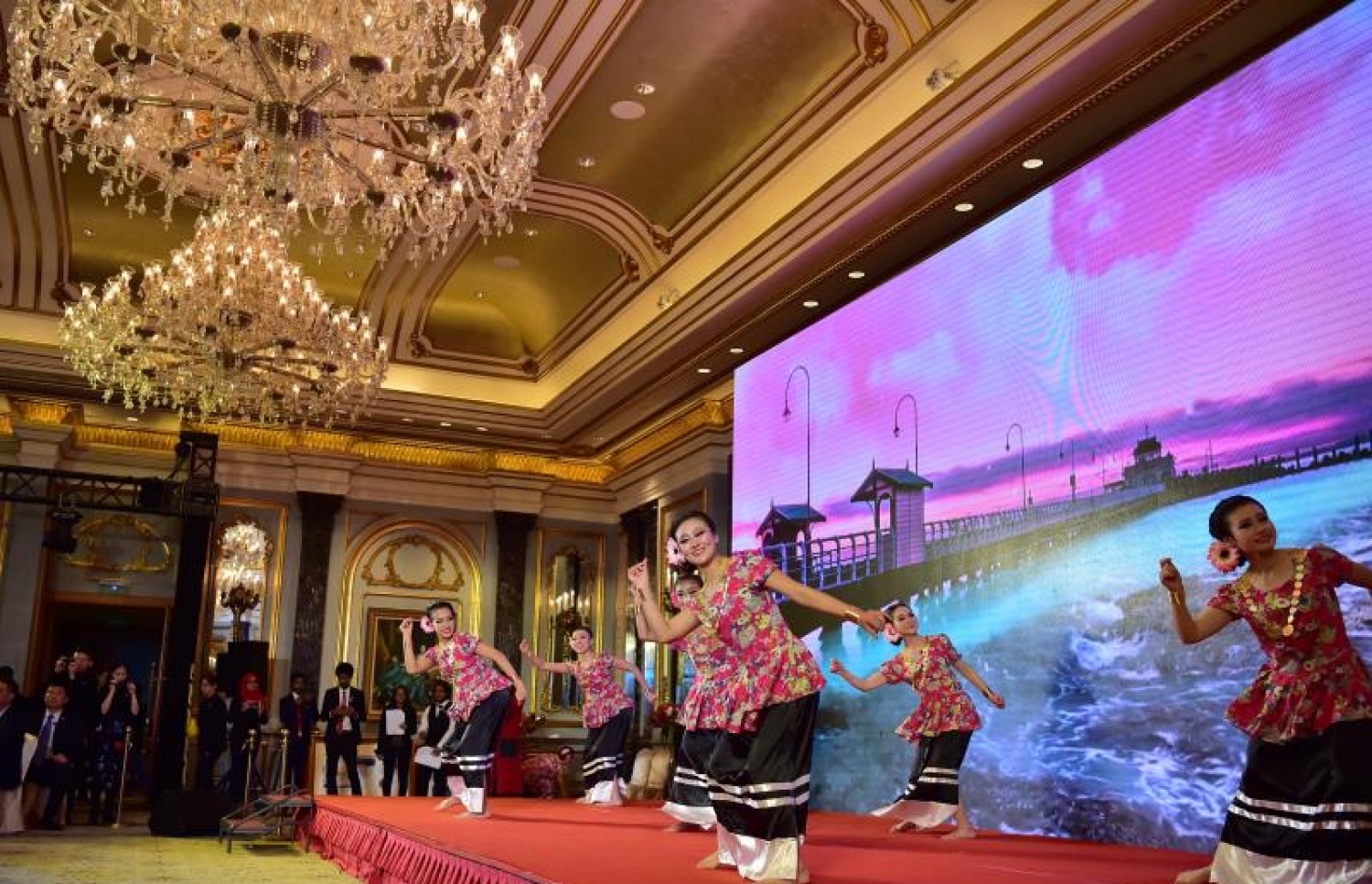 ޗައިނާ: ޑިސެމްބަރު 6، 2017- ރާއްޖެ-ޗައިނާގެ ސިޔާސީ ގުޅުމަށް 45 އަހަރު ފުރުމުގެ މުނާސަބަތުގައި ބޭއްވި ޚާއްސަ ހަފްލާގައި ޗައިނާގެ ޒުވާނުންތަކެއް ދިވެހި ސަގާފީ ހެދުމުގައި އައިޓަމެއް ހުށަހަޅަނީ.--ފޮޓޯ: ރައީސް އޮފީސް