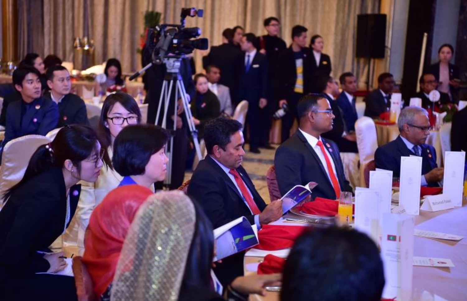 ޗައިނާ: ޑިސެމްބަރު 6، 2017- ރާއްޖެ-ޗައިނާގެ ސިޔާސީ ގުޅުމަށް 45 އަހަރު ފުރުމުގެ މުނާސަބަތުގައި ބޭއްވި ޚާއްސަ ހަފްލާގައި ރައީސް ޔާމީން ބައިވެރިވެވަޑައިގަންނަވަނީ.--ފޮޓޯ: ރައީސް އޮފީސް