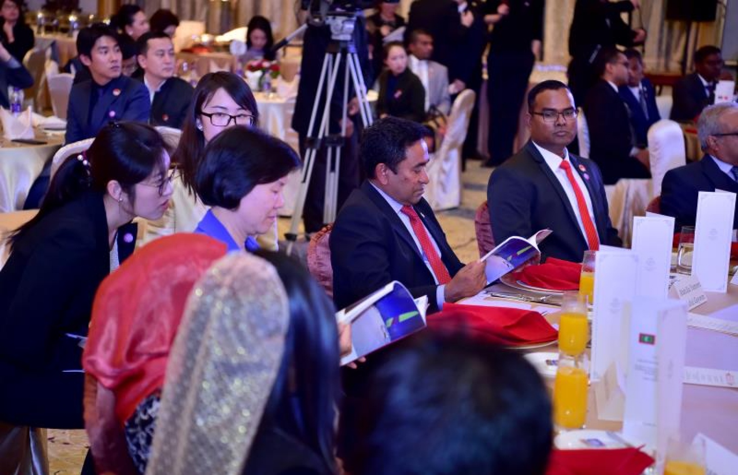 ޗައިނާ: ޑިސެމްބަރު 6، 2017- ރާއްޖެ-ޗައިނާގެ ސިޔާސީ ގުޅުމަށް 45 އަހަރު ފުރުމުގެ މުނާސަބަތުގައި ބޭއްވި ޚާއްސަ ހަފްލާގައި ރައީސް ޔާމީން ބައިވެރިވެވަޑައިގަންނަވަނީ.--ފޮޓޯ: ރައީސް އޮފީސް