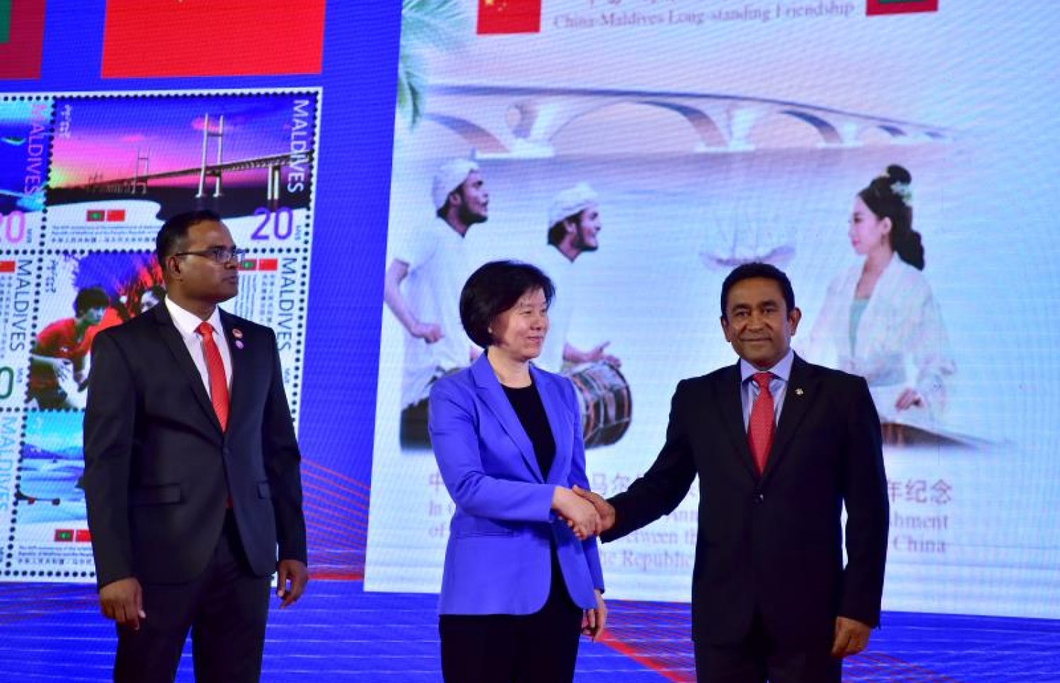 ޗައިނާ: ޑިސެމްބަރު 6، 2017- ރާއްޖެ-ޗައިނާގެ ސިޔާސީ ގުޅުމަށް 45 އަހަރު ފުރުމުގެ މުނާސަބަތުގައި ބޭއްވި ޚާއްސަ ހަފްލާގައި، ވައިސް ޗެއާމަން އޮފް ދަ ނެޝަނަލް ޕީޕަލްސް ކޮންގްރެސް، ޝެން ޔޫޔޫއާ ރައީސް ޔާމީން ސަލާމް ކުރައްވަނީ.--ފޮޓޯ: ރައީސް އޮފީސް