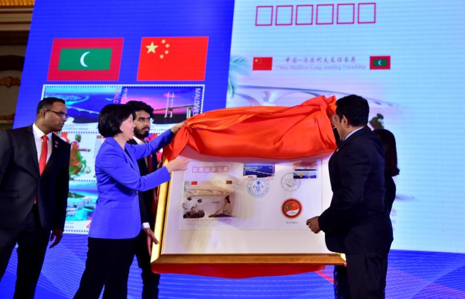 ޗައިނާ: ޑިސެމްބަރު 6، 2017- ރާއްޖެ-ޗައިނާގެ ސިޔާސީ ގުޅުމަށް 45 އަހަރު ފުރުމުގެ މުނާސަބަތުގައި ބޭއްވި ޚާއްސަ ހަފްލާގައި، ދެ ގައުމުގެ ގުޅުން ރަމްޒުކޮށްދޭ ހަނދާނީ ފިލައެއް ރައީސް ޔާމީނަށް އަރުވަނީ.--ފޮޓޯ: ރައީސް އޮފީސް