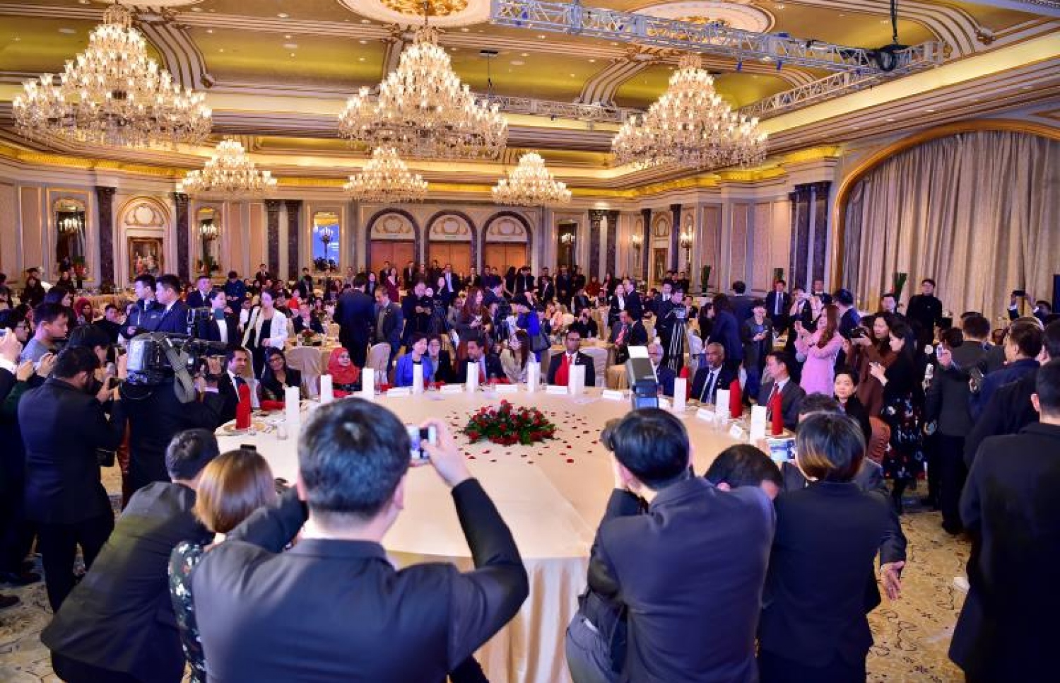 ޗައިނާ: ޑިސެމްބަރު 6، 2017- ރާއްޖެ-ޗައިނާގެ ސިޔާސީ ގުޅުމަށް 45 އަހަރު ފުރުމުގެ މުނާސަބަތުގައި ބޭއްވި ޚާއްސަ ހަފްލާގައި، ރައީސް ޔާމީންގެ ދެކަނބަލުން ބައިވެރިވެވަޑައިގަންނަވަނީ.--ފޮޓޯ: ރައީސް އޮފީސް