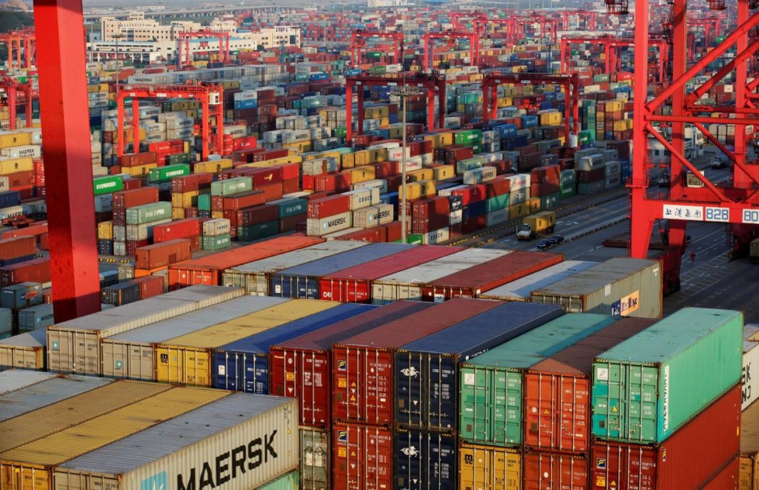 ޗައިނާގެ ޔަންގްޝަން ޑީޕް ވޯޓާ ބަނދަރުގައި މުދާ ކޮންޓެއިނަރުތަކެއް. ޝަންހާއީ ފްރީ ޓްރޭޑް ޒޯންގައި ހިމެނޭ މި ބަނދަރުން ދުނިޔޭގެ އެކި ގައުމުތަކަށް އެކްސްޕޯޓްކުރާ މުދާ އަންނަނީ އިތުރުވަމުން. ފޮޓޯ: ރޮއިޓާސް