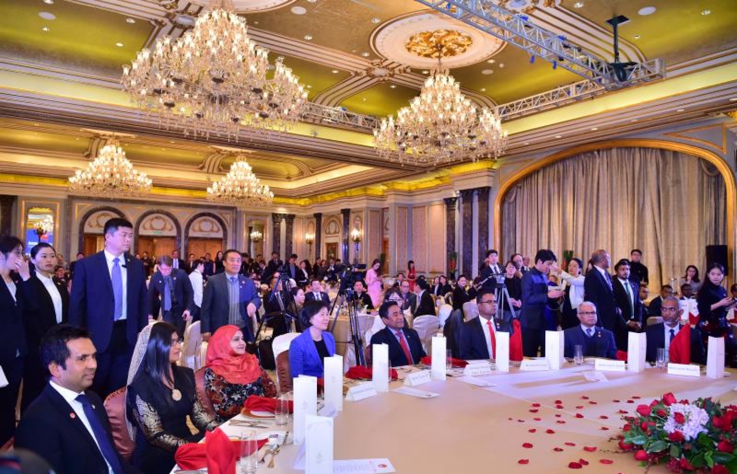 ޗައިނާ: ޑިސެމްބަރު 6، 2017- ރާއްޖެ-ޗައިނާގެ ސިޔާސީ ގުޅުމަށް 45 އަހަރު ފުރުމުގެ މުނާސަބަތުގައި ބޭއްވި ޚާއްސަ ހަފްލާގައި، ރައީސް ޔާމީންގެ ދެކަނބަލުން ބައިވެރިވެވަޑައިގަންނަވަނީ.--ފޮޓޯ: ރައީސް އޮފީސް