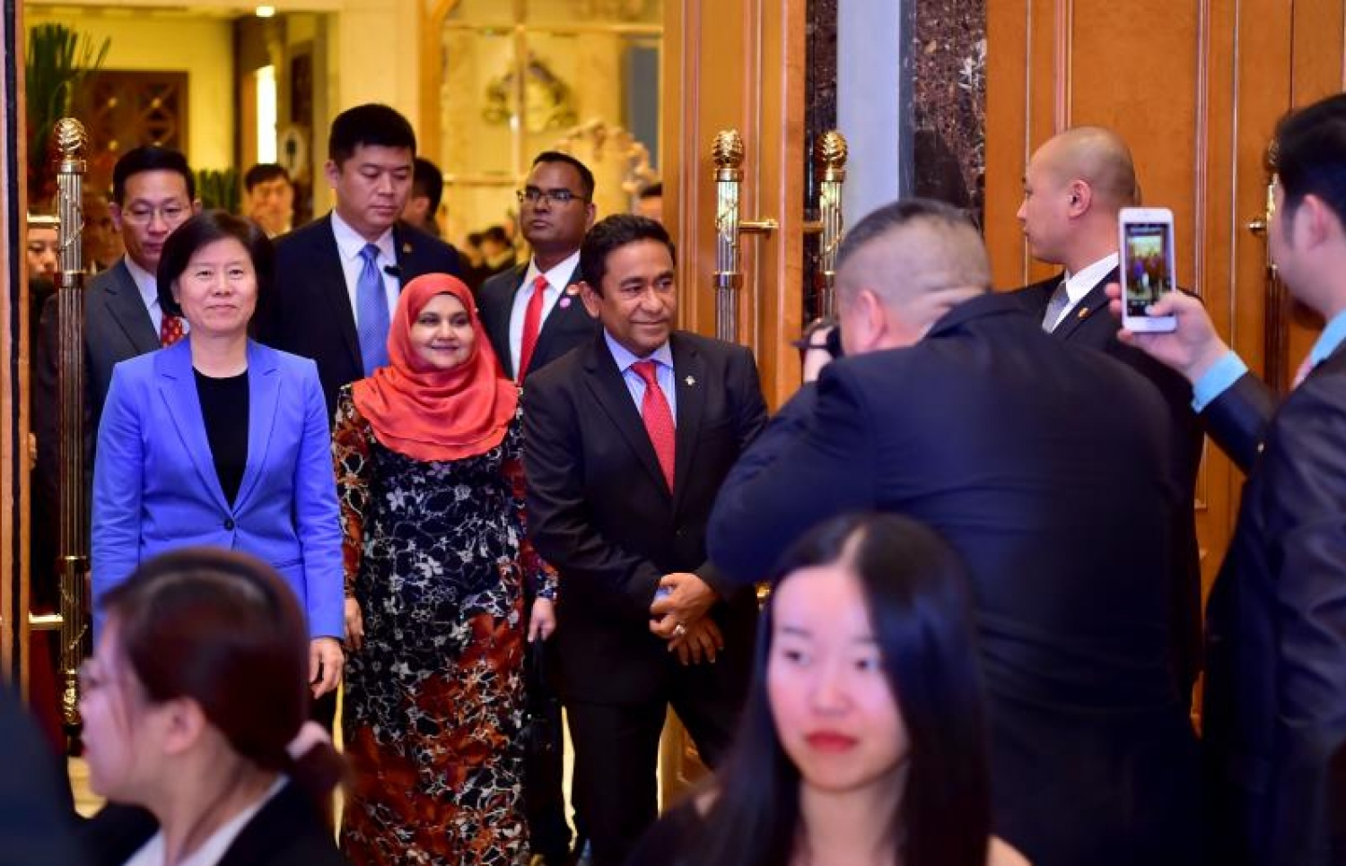 ޗައިނާ: ޑިސެމްބަރު 6، 2017- ރާއްޖެ-ޗައިނާގެ ސިޔާސީ ގުޅުމަށް 45 އަހަރު ފުރުމުގެ މުނާސަބަތުގައި ބޭއްވި ޚާއްސަ ހަފްލާގައި، ރައީސް ޔާމީންގެ ދެކަނބަލުން ބައިވެރިވެވަޑައިގަންނަވަނީ.--ފޮޓޯ: ރައީސް އޮފީސް