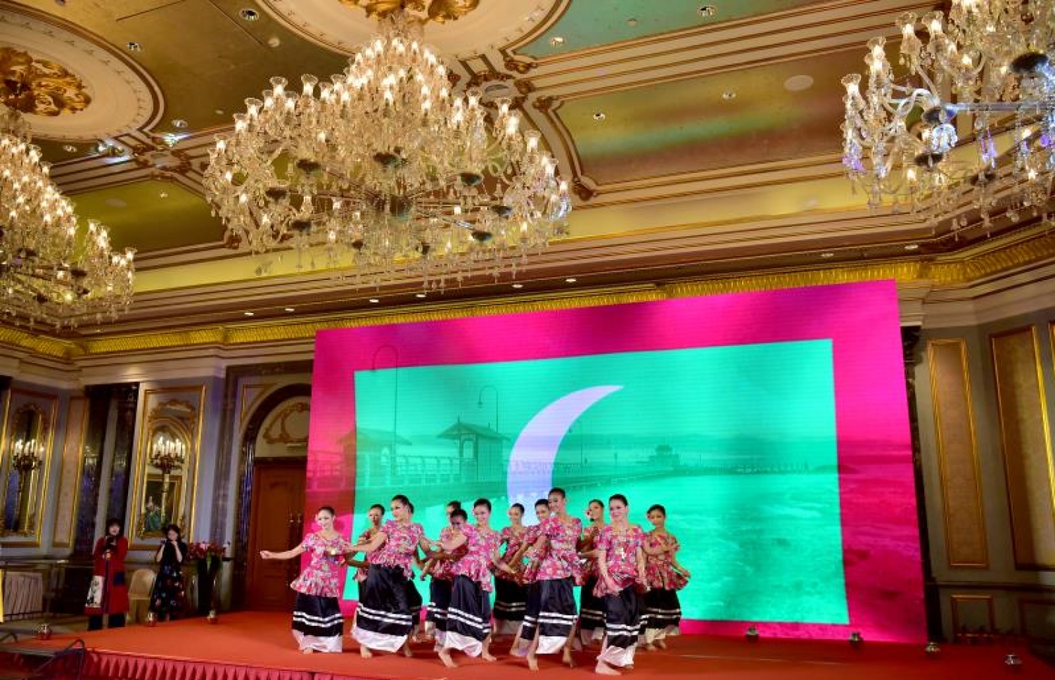 ޗައިނާ: ޑިސެމްބަރު 6، 2017- ރާއްޖެ-ޗައިނާގެ ސިޔާސީ ގުޅުމަށް 45 އަހަރު ފުރުމުގެ މުނާސަބަތުގައި ބޭއްވި ޚާއްސަ ހަފްލާގައި، ޗައިނާގެ ޒުވާނުންތަކެއް ދިވެހި ސަގާފީ ހެދުމުގައި އައިޓަމެއް ހުށަހަޅަނީ.--ފޮޓޯ: ރައީސް އޮފީސް