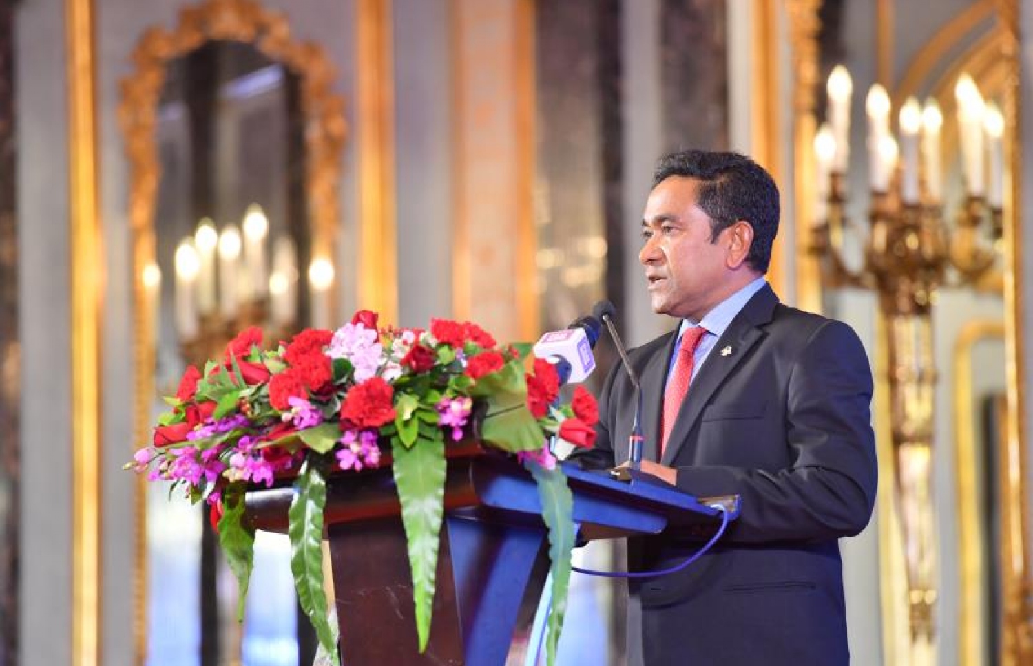 ޗައިނާ: ޑިސެމްބަރު 6، 2017- ރާއްޖެ-ޗައިނާގެ ސިޔާސީ ގުޅުމަށް 45 އަހަރު ފުރުމުގެ މުނާސަބަތުގައި ބޭއްވި ޚާއްސަ ހަފްލާގައި، ރައީސް ޔާމީން ވާހަކަފުޅު ދައްކަވަނީ.--ފޮޓޯ: ރައީސް އޮފީސް