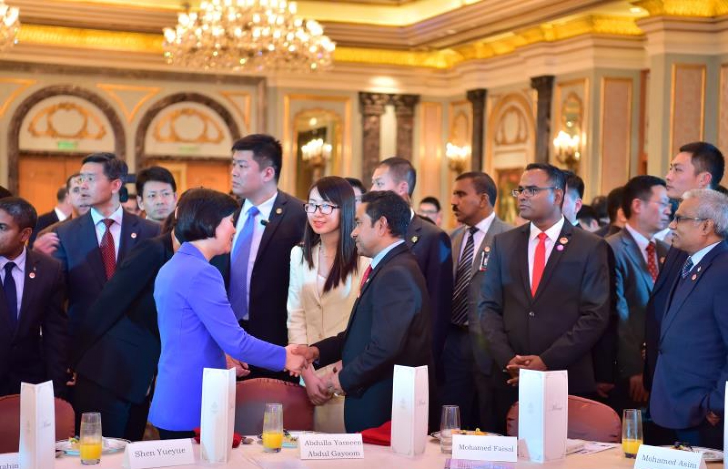 ޗައިނާ: ޑިސެމްބަރު 6، 2017- ރާއްޖެ-ޗައިނާގެ ސިޔާސީ ގުޅުމަށް 45 އަހަރު ފުރުމުގެ މުނާސަބަތުގައި ބޭއްވި ޚާއްސަ ހަފްލާގައި، އެ ގައުމުގެ ވައިސް ޗެއާމަން އޮފް ދަ ނެޝަނަލް ޕީޕަލްސް ކޮންގްރެސް، ޝެން ޔޫޔޫއާ ސަލާމް ކުރައްވަނީ.--ފޮޓޯ: ރައީސް އޮފީސް