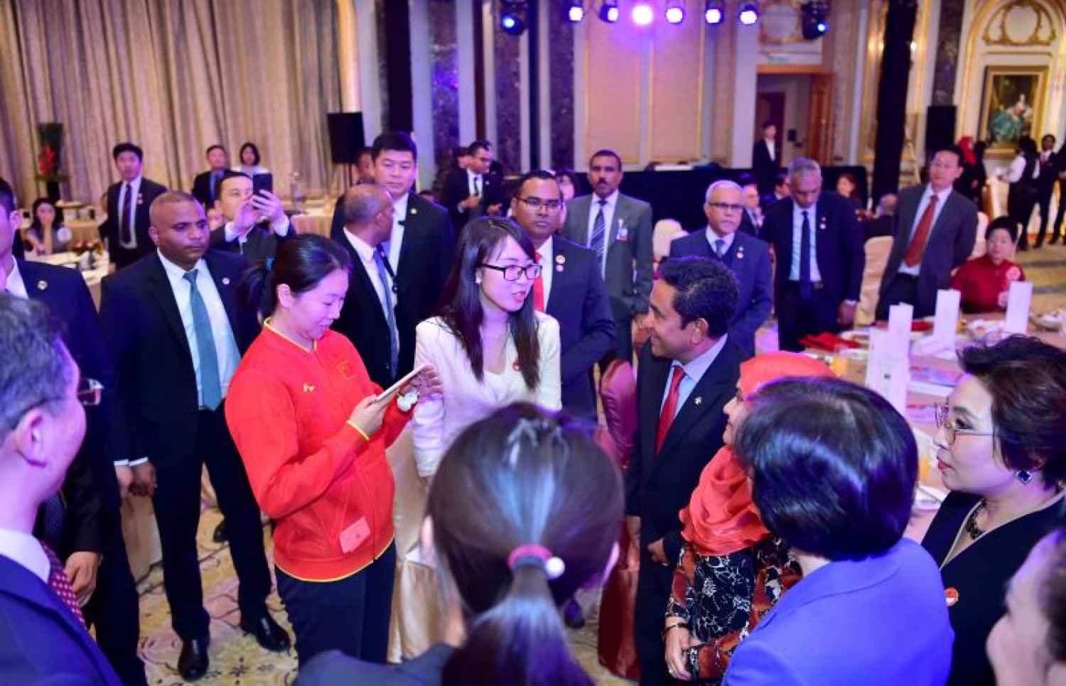 ޗައިނާ: ޑިސެމްބަރު 6، 2017- ރާއްޖެ-ޗައިނާގެ ސިޔާސީ ގުޅުމަށް 45 އަހަރު ފުރުމުގެ މުނާސަބަތުގައި ބޭއްވި ޚާއްސަ ހަފްލާގައި ރައީސް ޔާމީންގެ ދެކަނބަލުން އެ ގައުމުގެ އޮފިޝަލުންތަކަކާ ވާހަކަ ދައްކަވަނީ.--ފޮޓޯ: ރައީސް އޮފީސް