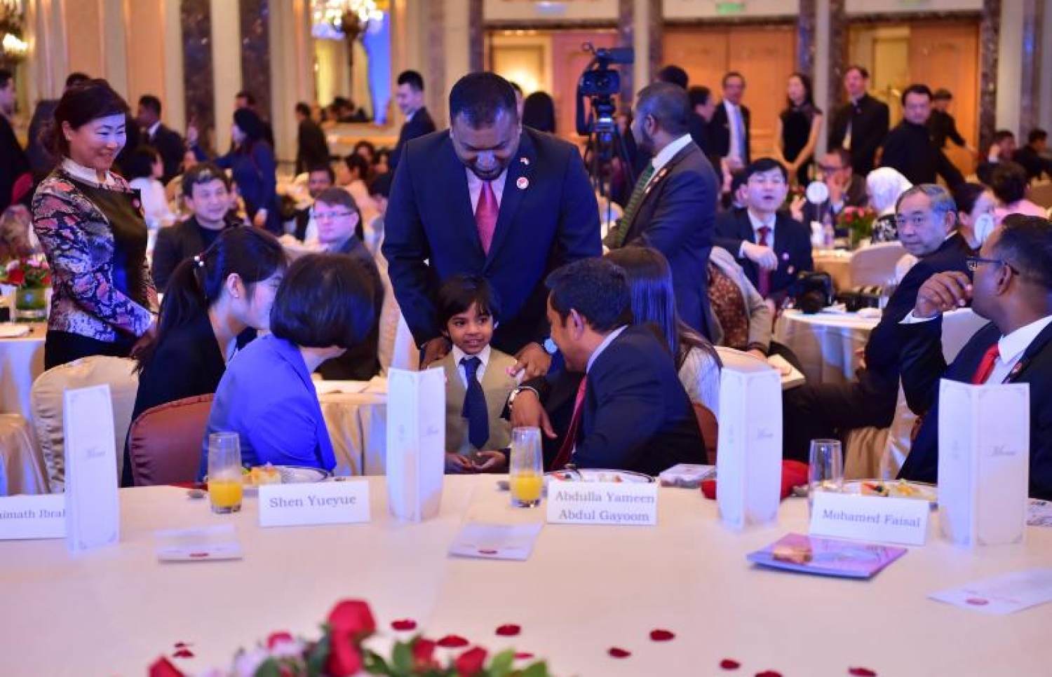 ޗައިނާ: ޑިސެމްބަރު 6، 2017- ރާއްޖެ-ޗައިނާގެ ސިޔާސީ ގުޅުމަށް 45 އަހަރު ފުރުމުގެ މުނާސަބަތުގައި ބޭއްވި ޚާއްސަ ހަފްލާގައި ރައީސް ޔާމީން ކުޑަކުއްޖަކާ ސަލާމް ކުރައްވަނީ.--ފޮޓޯ: ރައީސް އޮފީސް