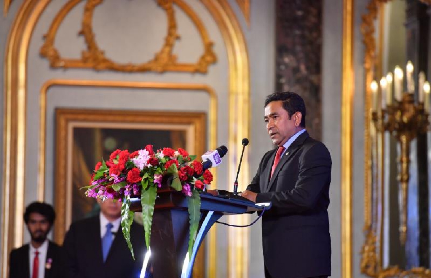 ޗައިނާ: ޑިސެމްބަރު 6، 2017- ރާއްޖެ-ޗައިނާގެ ސިޔާސީ ގުޅުމަށް 45 އަހަރު ފުރުމުގެ މުނާސަބަތުގައި ބޭއްވި ޚާއްސަ ހަފްލާގައި، ރައީސް ޔާމީން ވާހަކަފުޅު ދައްކަވަނީ.--ފޮޓޯ: ރައީސް އޮފީސް