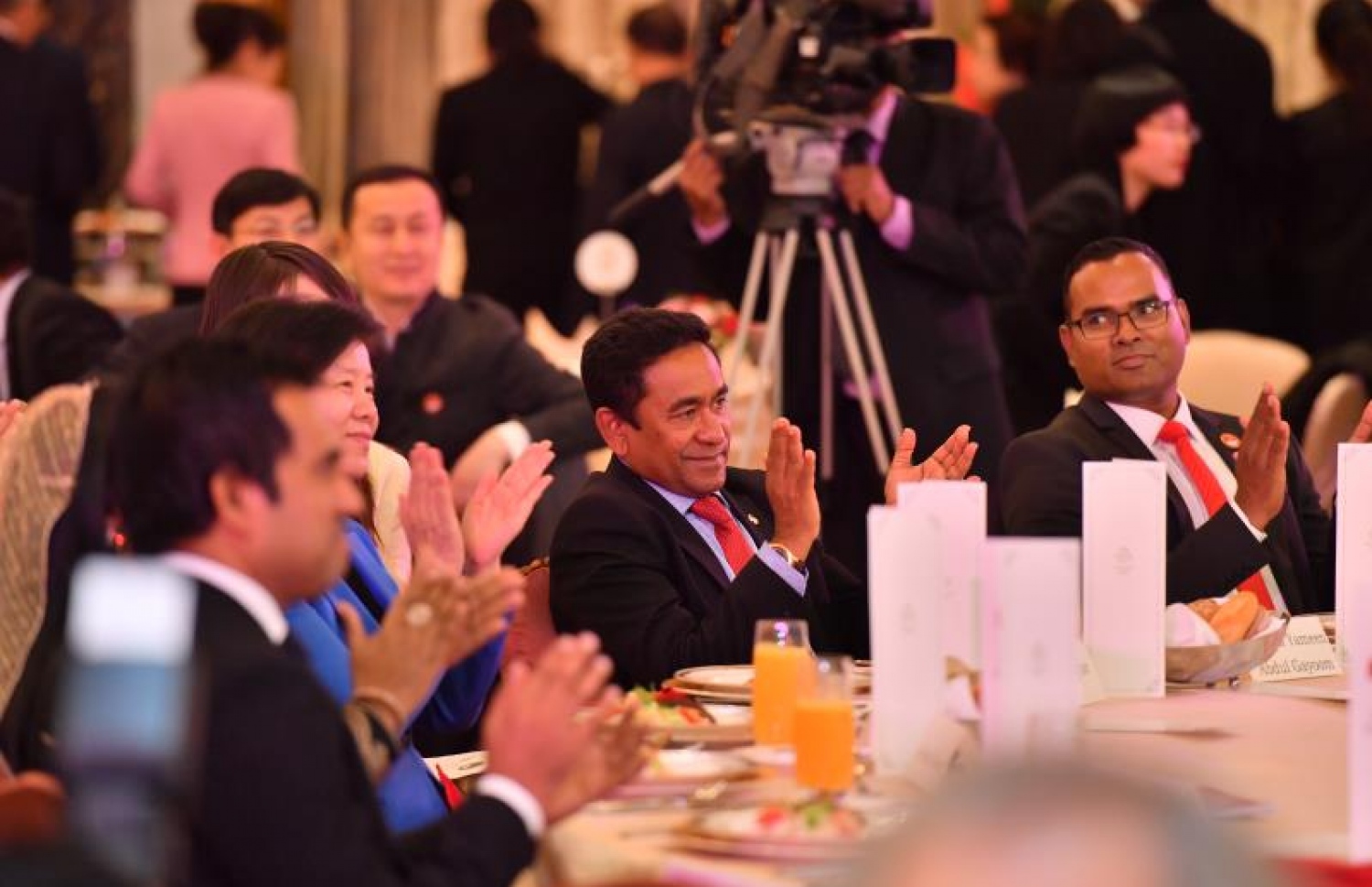 ޗައިނާ: ޑިސެމްބަރު 6، 2017- ރާއްޖެ-ޗައިނާގެ ސިޔާސީ ގުޅުމަށް 45 އަހަރު ފުރުމުގެ މުނާސަބަތުގައި ބޭއްވި ޚާއްސަ ހަފްލާގައި، ރައީސް ޔާމީން ބައިވެރިވެވަޑައިގަންނަވަނީ.--ފޮޓޯ: ރައީސް އޮފީސް