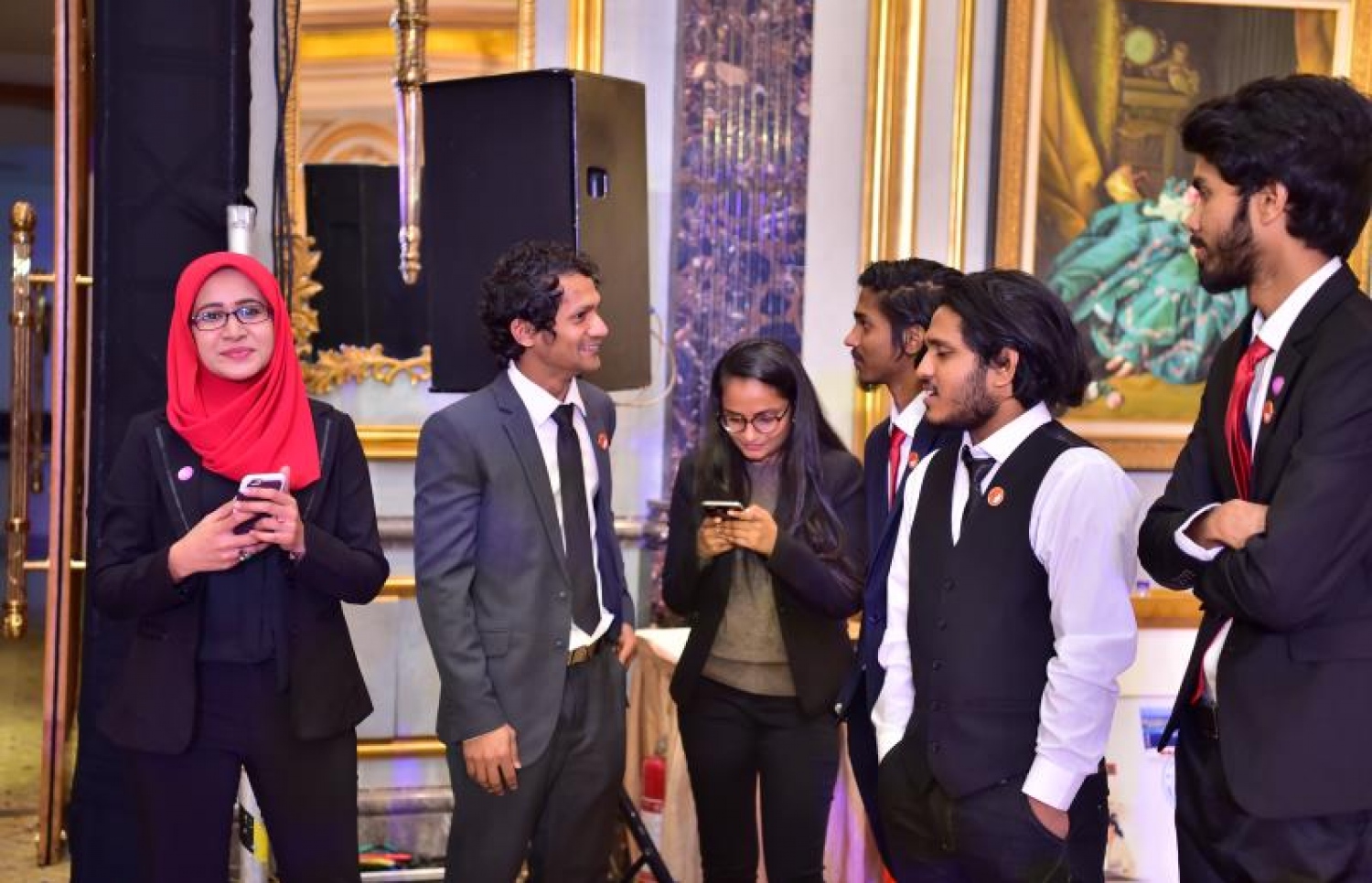 ޗައިނާ: ޑިސެމްބަރު 6، 2017- ރާއްޖެ-ޗައިނާގެ ސިޔާސީ ގުޅުމަށް 45 އަހަރު ފުރުމުގެ މުނާސަބަތުގައި ބޭއްވި ޚާއްސަ ހަފްލާގައި ބައިވެރިވި ބައެއް ދިވެހިން.--ފޮޓޯ: ރައީސް އޮފީސް