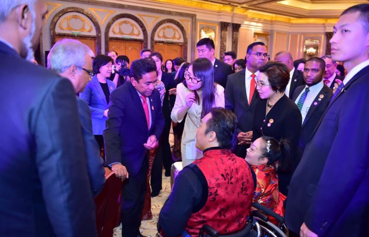 ޗައިނާ: ޑިސެމްބަރު 6، 2017- ރާއްޖެ-ޗައިނާގެ ސިޔާސީ ގުޅުމަށް 45 އަހަރު ފުރުމުގެ މުނާސަބަތުގައި ބޭއްވި ޚާއްސަ ހަފްލާގައި ސަގާފީ އައިޓަމެއް ހުށަހެޅި، ޗައިނާގެ ޚާއްސަ އެހީއަށް ބޭނުންވާ ދެ މީހަކާ ރައީސް ޔާމީން ވާހަކަފުޅު ދައްކަވަނީ.--ފޮޓޯ: ރައީސް އޮފީސް