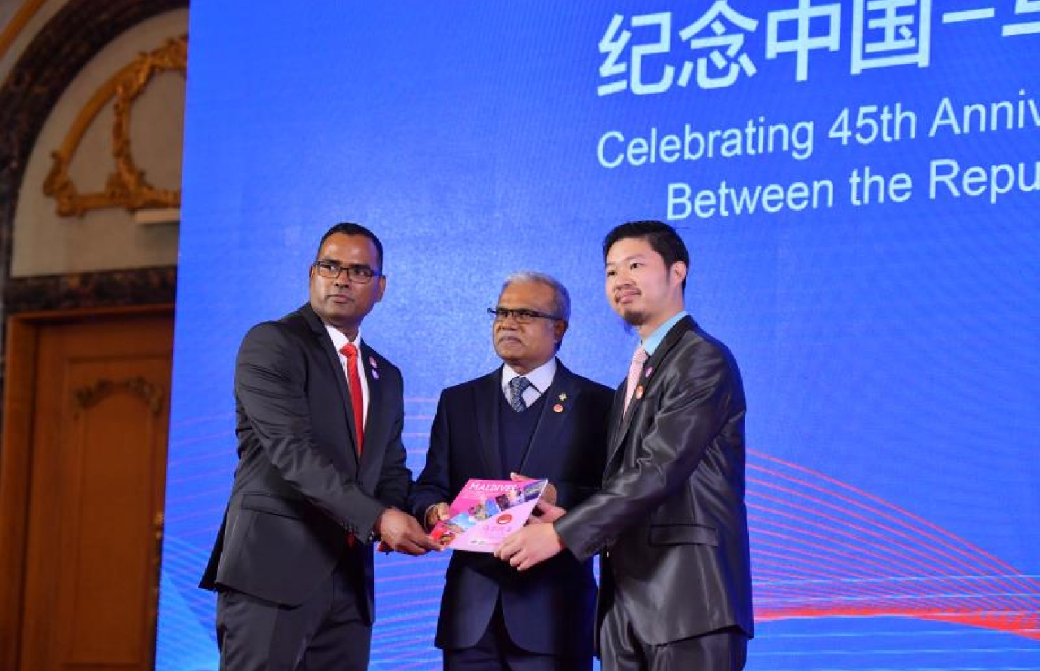 ޗައިނާ: ޑިސެމްބަރު 6، 2017- ރާއްޖެ-ޗައިނާގެ ސިޔާސީ ގުޅުމަށް 45 އަހަރު ފުރުމުގެ މުނާސަބަތުގައި ބޭއްވި ޚާއްސަ ހަފްލާގައި ރާއްޖޭގެ ފޮރިން މިނިސްޓަރު މުހައްމަދު އާސިމް (މ) އަދި ޗައިނާގައި ހުންނަވާ ދިވެހި ސަފީރު ފައިސަލް (ވ).--ފޮޓޯ: ރައީސް އޮފީސް