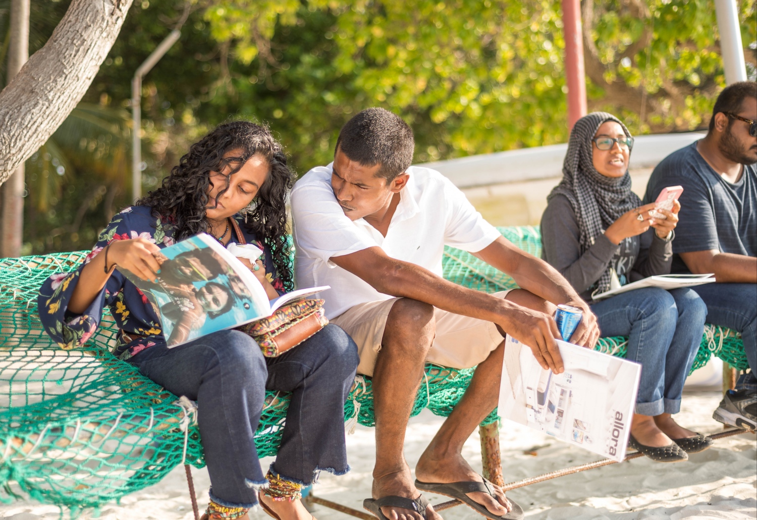 "ދޯ"ގެ ހަ ވަނަ އަދަދު ނެރުމަށް ވިލިމާލޭގައި ބޭއްވި އިވެންޓްގައި، މިފަހަރު ކަވަ ސްޓޯރީގައި ހިމެނޭ ޒާރާ އާއި އަޖޭ. -- ފޮޓޯ: މަސްރަހް