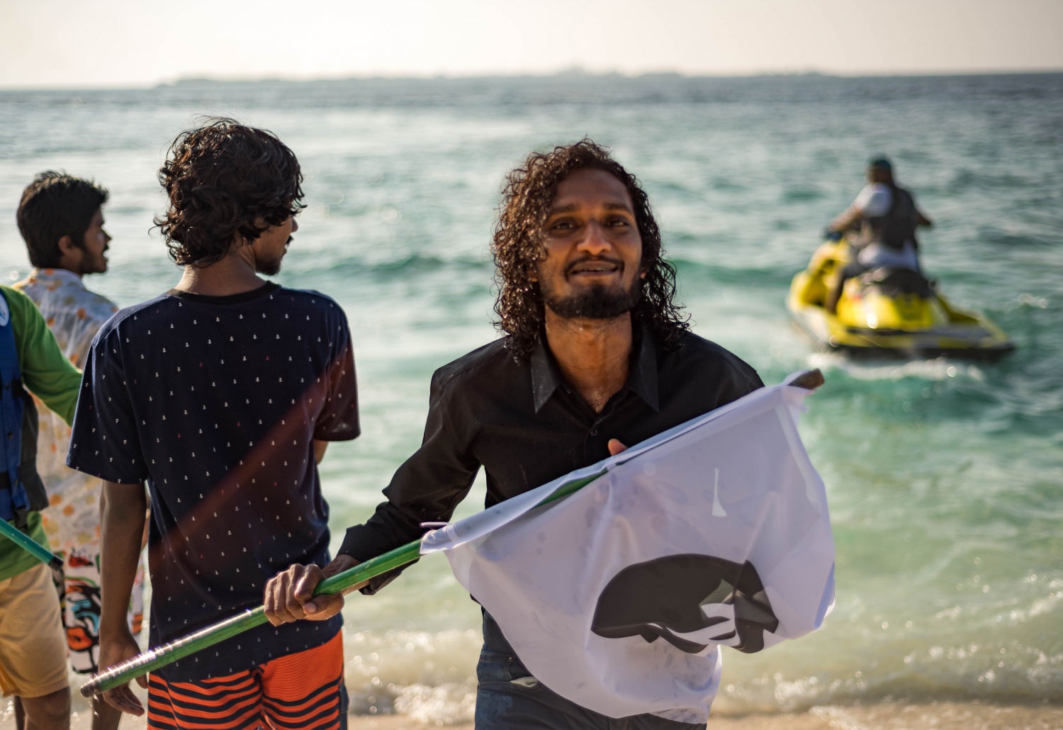 "ދޯ"ގެ ހަ ވަނަ އަދަދު ނެރުމަށް ވިލިމާލޭގައި ބޭއްވި އިވެންޓްގައި ލަވަކިޔުންތެރިޔާ ޒަކިއްޓެ "ދޯ"ގެ ލޯގޯ ޖެހި ދިދައެއް ހިފައިގެން. -- ފޮޓޯ: މަސްރަހް