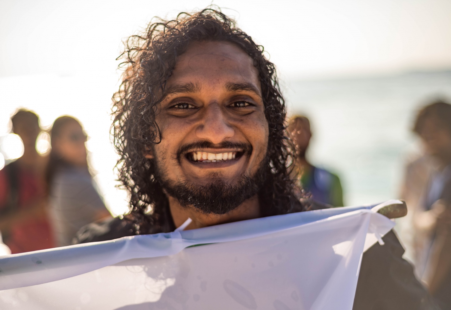 "ދޯ"ގެ ހަ ވަނަ އަދަދު ނެރުމަށް ވިލިމާލޭގައި ބޭއްވި އިވެންޓްގައި ލަވަކިޔުންތެރިޔާ ޒަކިއްޓެ "ދޯ"ގެ ލޯގޯ ޖެހި ދިދައެއް ހިފައިގެން. -- ފޮޓޯ: މަސްރަހް