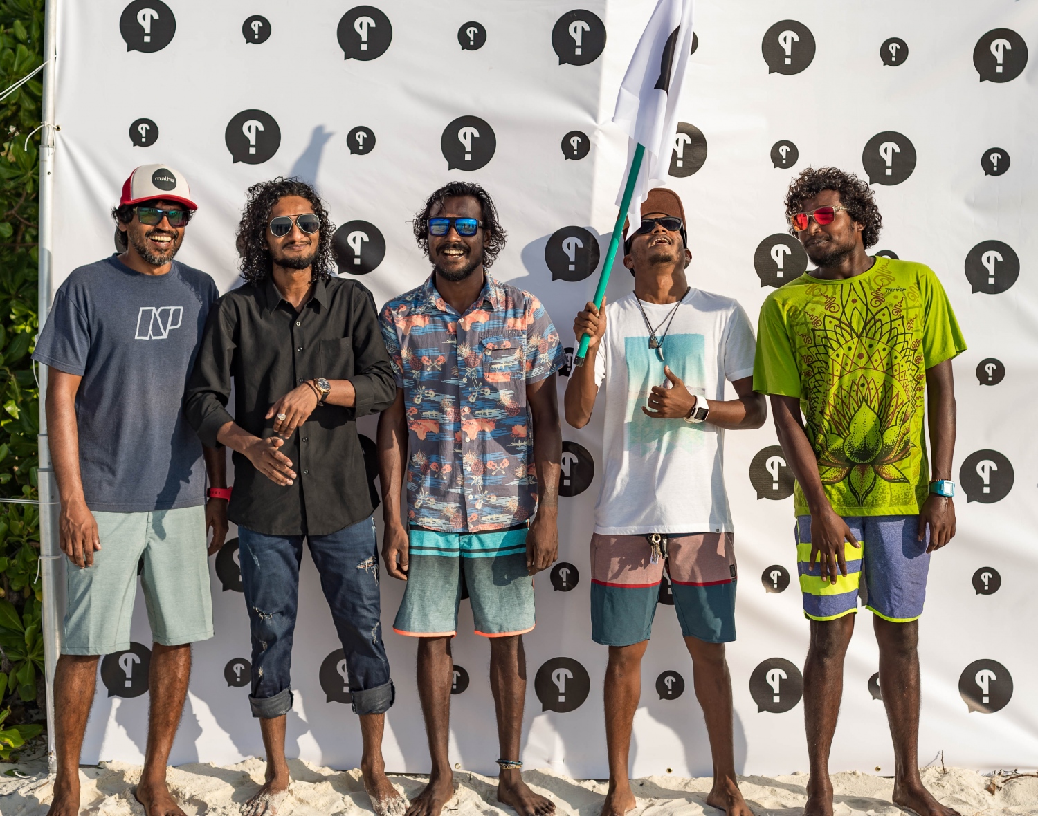 "ދޯ"ގެ ހަ ވަނަ އަދަދު ނެރުމަށް ވިލިމާލޭގައި ބޭއްވި އިވެންޓުގެ ބައެއް ބައިވެރިން ފޮޓޯއަކަށް ހުއްޓިގެން. -- ފޮޓޯ: މަސްރަހް