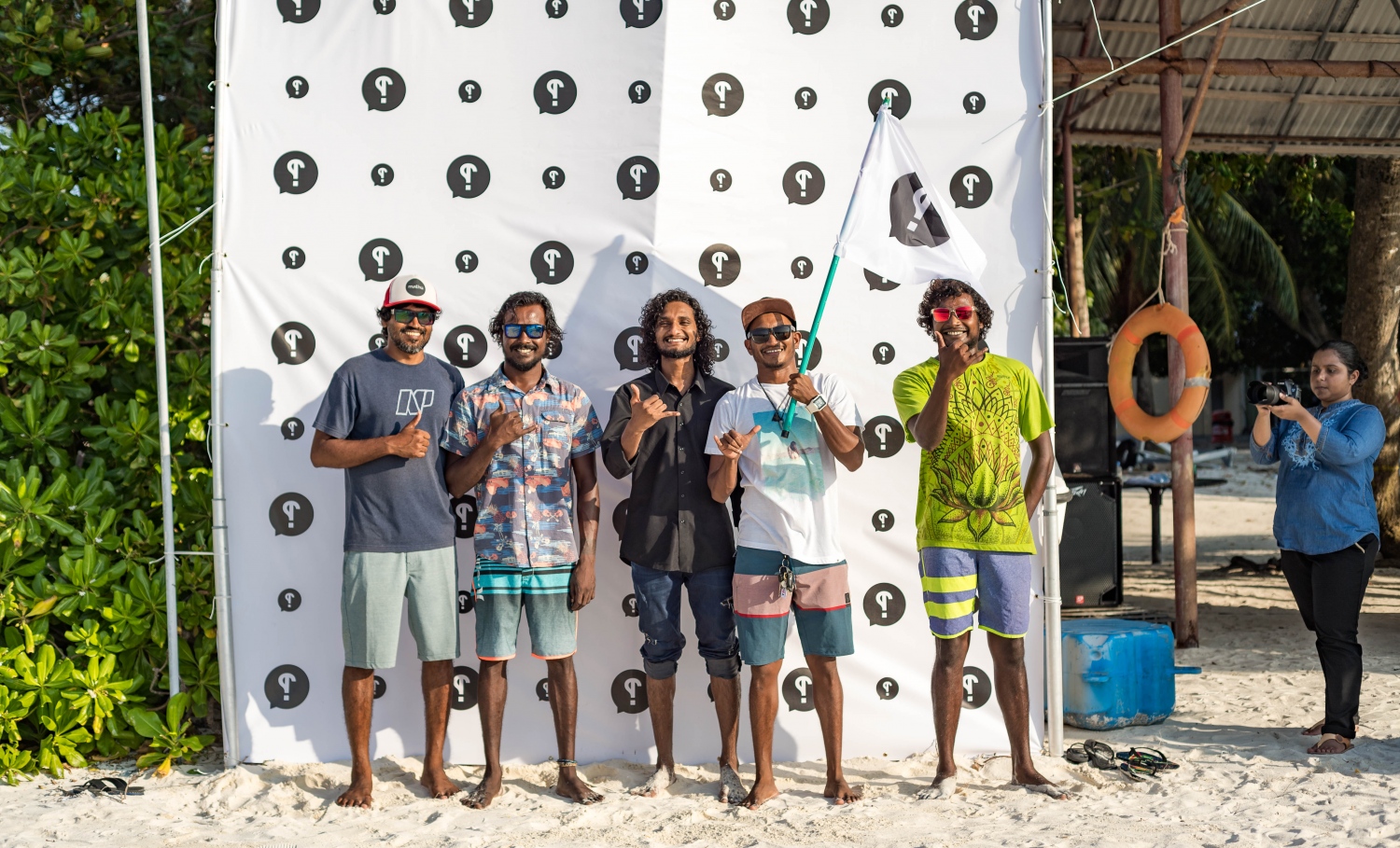 "ދޯ"ގެ ހަ ވަނަ އަދަދު ނެރުމަށް ވިލިމާލޭގައި ބޭއްވި އިވެންޓުގެ ބައެއް ބައިވެރިން ފޮޓޯއަކަށް ހުއްޓިގެން. -- ފޮޓޯ: މަސްރަހް