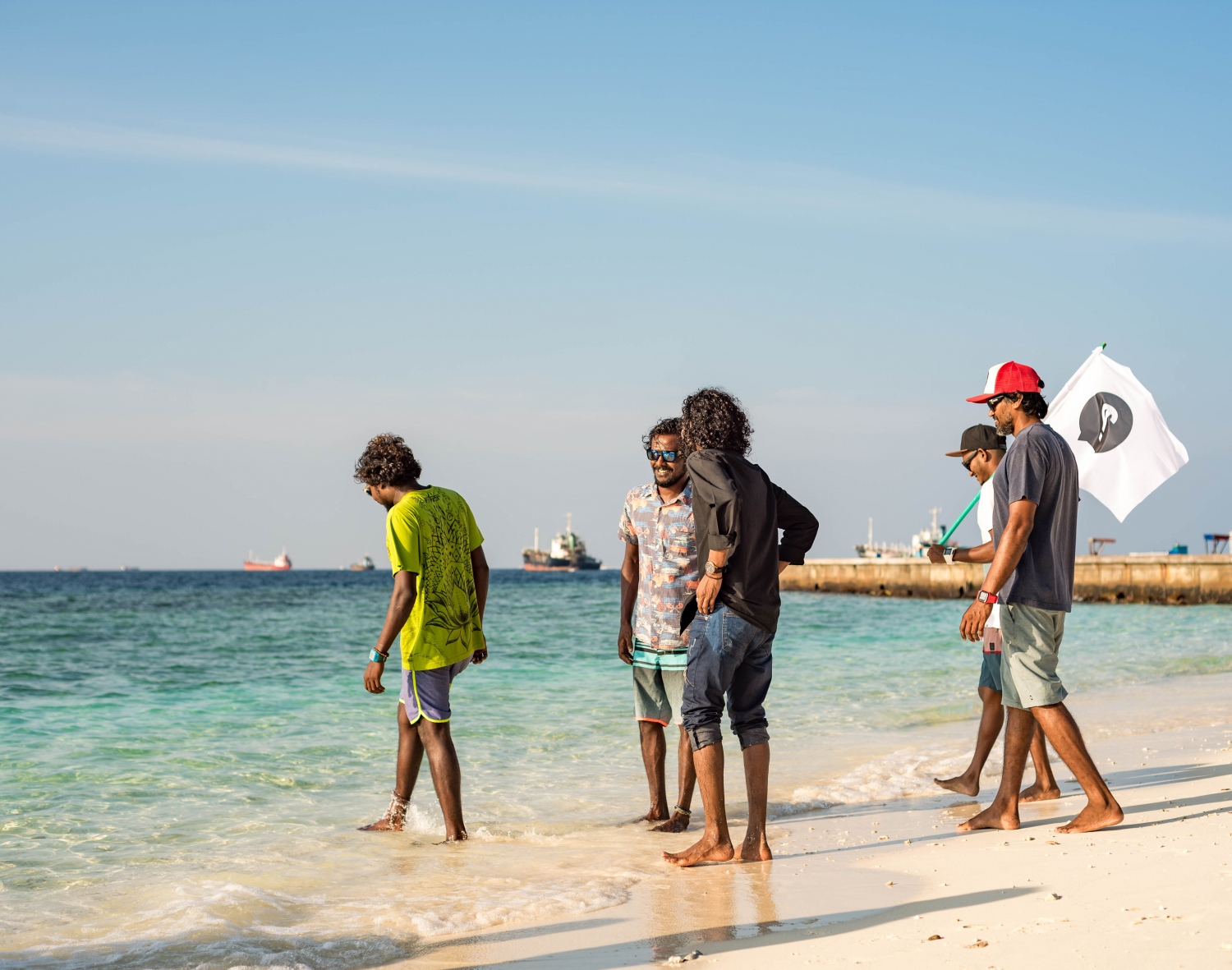 "ދޯ"ގެ ހަ ވަނަ އަދަދު ނެރުމަށް ވިލިމާލޭގައި ބޭއްވި އިވެންޓުގެ ބައެއް ބައިވެރިން މޫދު ކައިރީގައި: މިފަހަރު މެގަޒިންގެ ތީމަކީ "މޫދު" -- ފޮޓޯ: މަސްރަހް