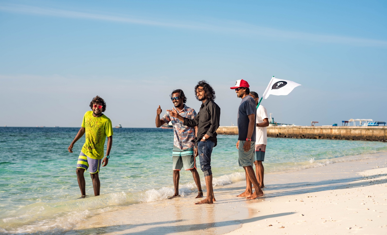 "ދޯ"ގެ ހަ ވަނަ އަދަދު ނެރުމަށް ވިލިމާލޭގައި ބޭއްވި އިވެންޓުގެ ބައެއް ބައިވެރިން "ދޯ" ގެ ލޯގޯ ޖެހި ދިދައެއް ހިފައިގެން. -- ފޮޓޯ: މަސްރަހް