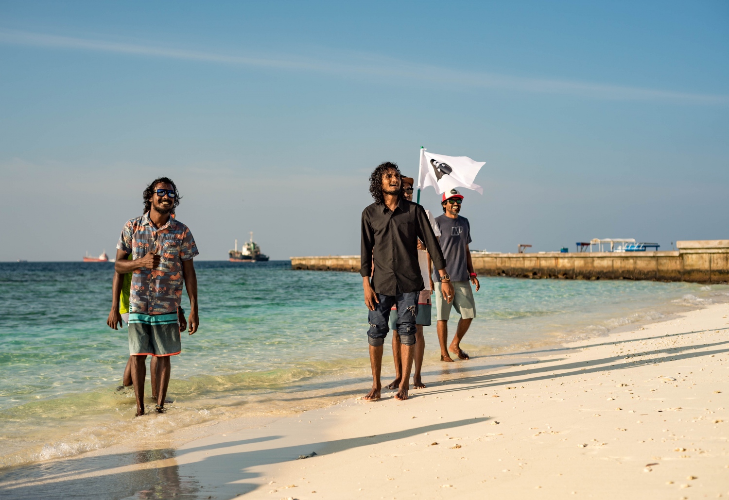 "ދޯ"ގެ ހަ ވަނަ އަދަދު ނެރުމަށް ވިލިމާލޭގައި ބޭއްވި އިވެންޓްގެ ބައެއް ބައިވެރިން "ދޯ" ގެ ލޯގޯ ޖެހި ދިދައަކާ އެކު. -- ފޮޓޯ: މަސްރަހް