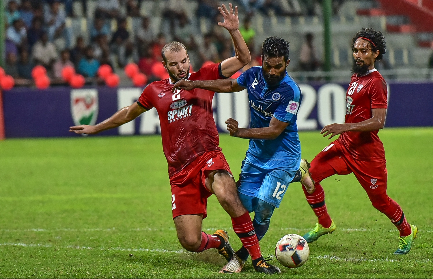 ނިއުގެ ދަގަނޑޭ (މ) ހުއްޓުވަން ޓީސީގެ އަލާ ނާސިރު ޓެކްލްކުރަނީ.-- ފޮޓޯ: ނިޝާން އަލީ/ މިހާރު