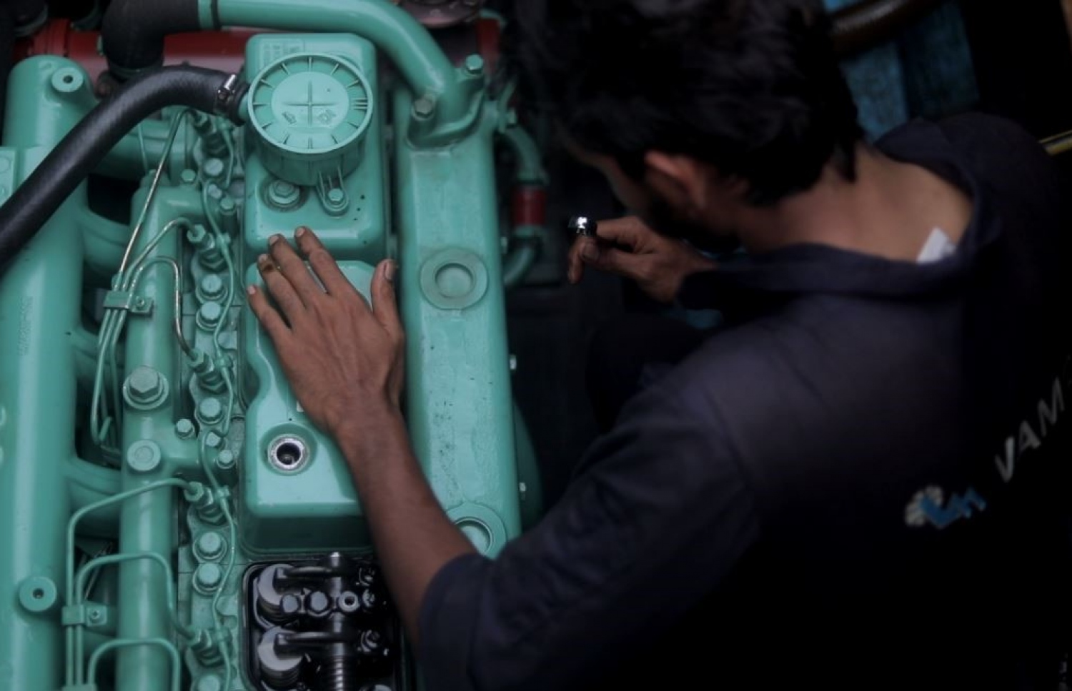 ވީއޭއެމްކޯ އިން އެތެރެކުރާ އިންޖީނެއް މަރާމާތު ކުރުމުގެ މަސައްކަތުގައި މީހަކު ހަރަކާތްތެރިވަނީ.