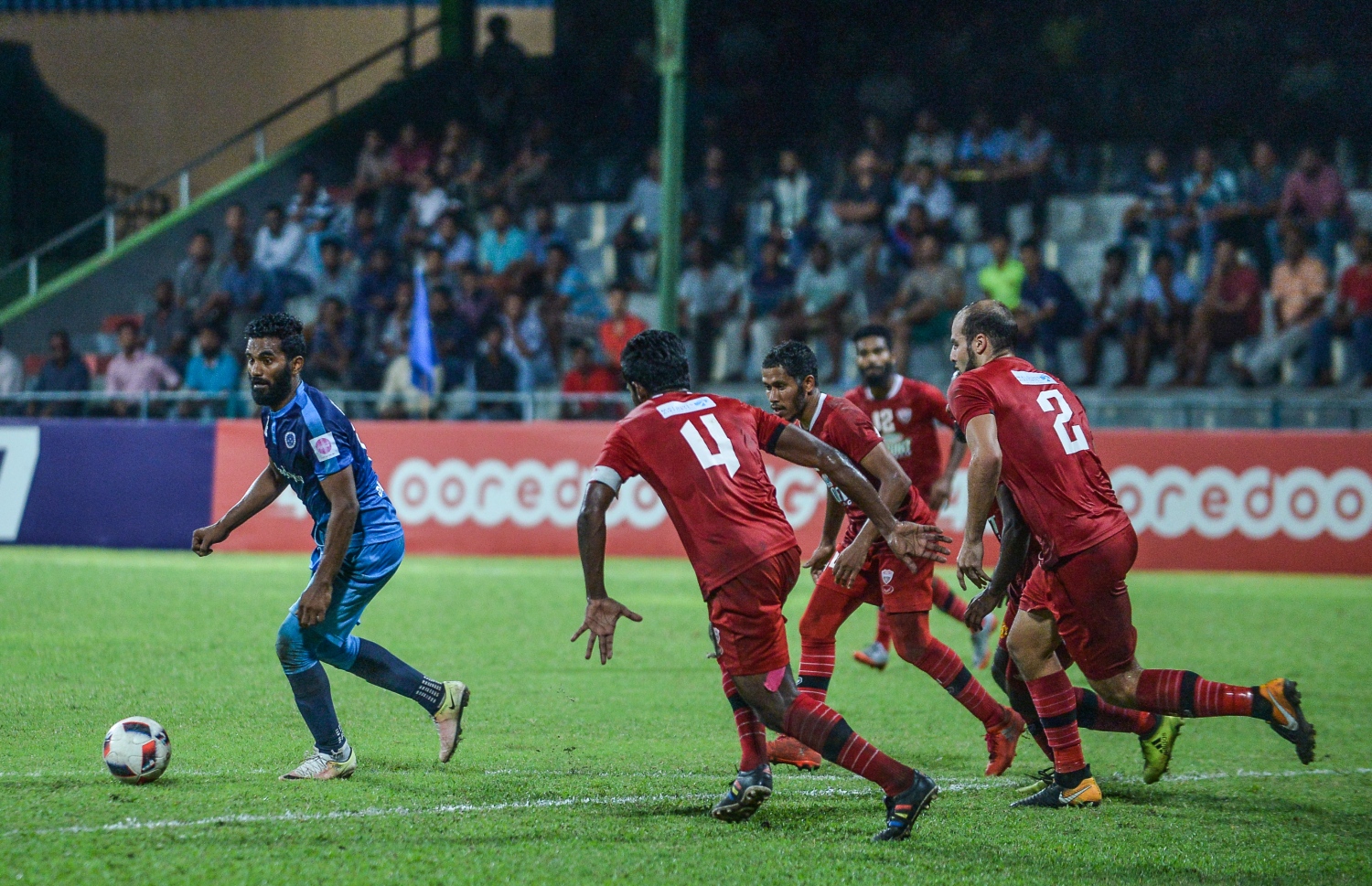 ނިއުގެ ދަގަނޑޭ (ވ) ކައިރިން ބޯޅަ ހޯދަން ޓީސީގެ ހަތަރު ކުޅުންތެރިއަކު މަސައްކަތް ކުރަނީ.-- ފޮޓޯ: ނިޝާން އަލީ/ މިހާރު