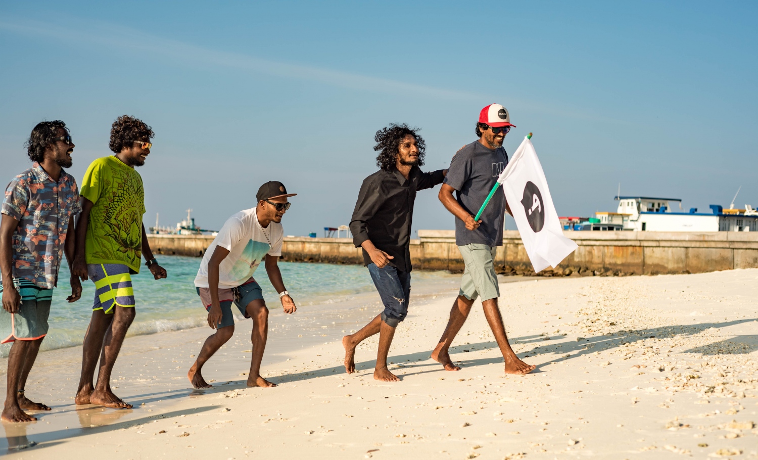 ދޯ މެގަޒިންގެ ހަ ވަނަ އަދަދު ނެރުމަށް ވިލިމާލޭ ބީޗުގައި އިއްޔެ ބޭއްވި ހަފުލާގެ ތެރެއިން: މިފަހަރުގެ އަދަދުގެ ތީމަކީ މޫދު. --ފޮޓޯ: މަސްރަހް