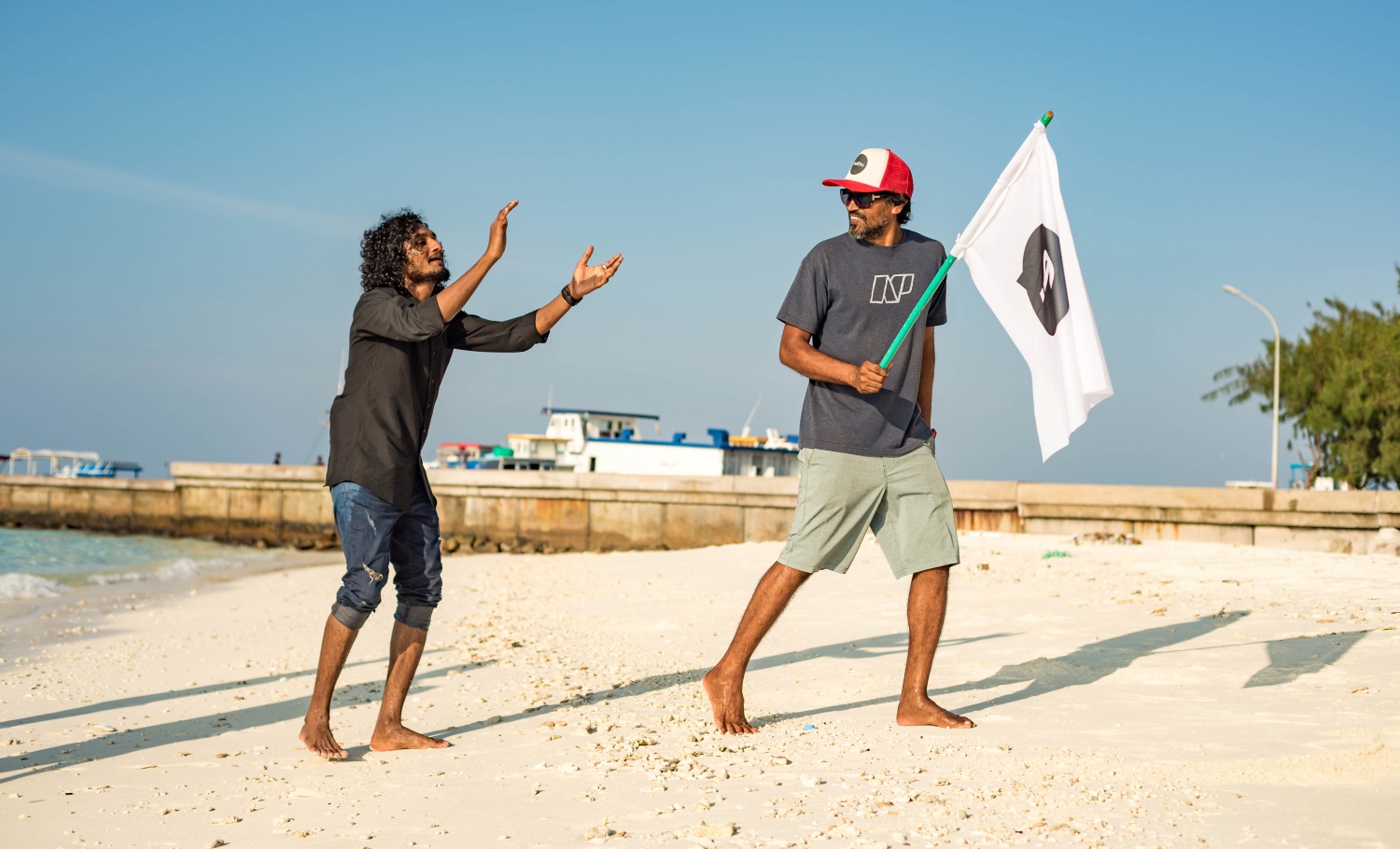 ދޯ މެގަޒިންގެ ހަ ވަނަ އަދަދު ނެރުމަށް ވިލިމާލޭ ބީޗުގައި އިއްޔެ ބޭއްވި ހަފުލާގެ ތެރެއިން: މިފަހަރުގެ އަދަދުގެ ތީމަކީ މޫދު. --ފޮޓޯ: މަސްރަހް